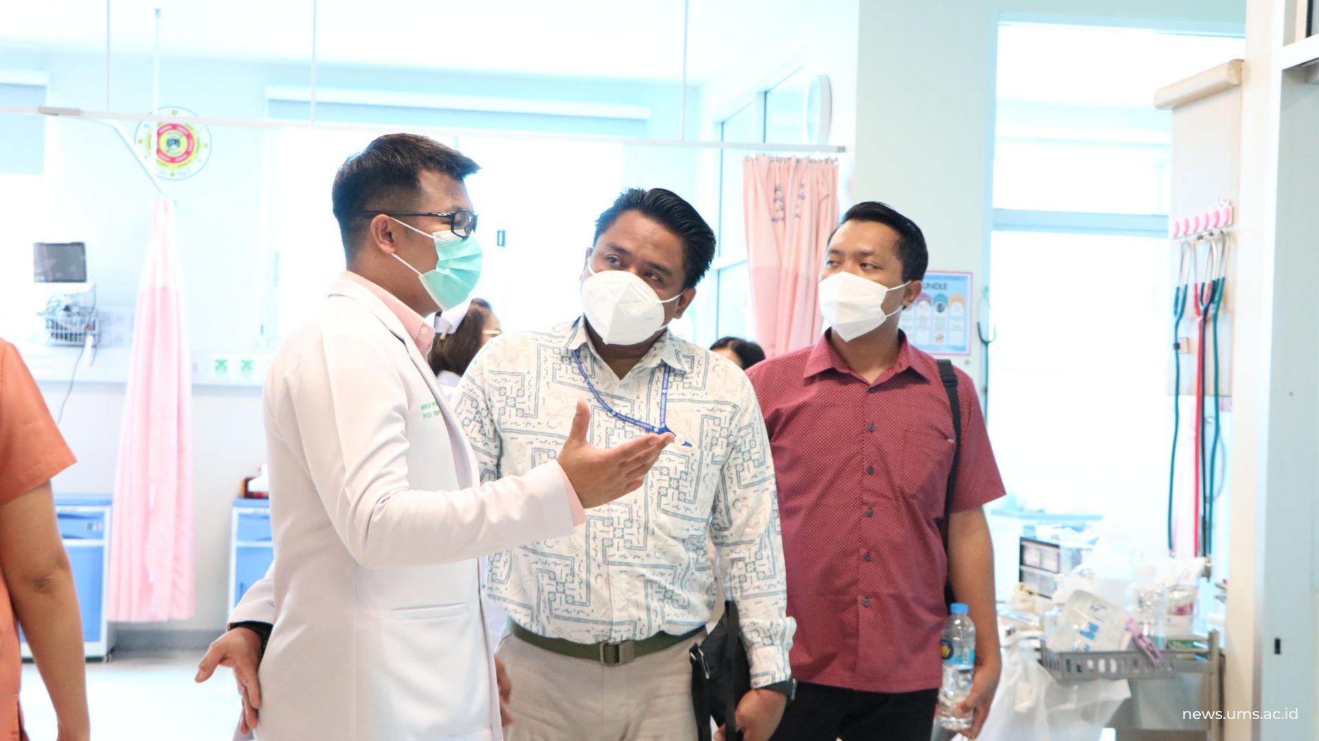 Mahasiswa Magister Fisioterapi UMS tengah mendengarkan penjelasan dokter Rumah Sakit Ban Phai, Thailand, dalam kunjungan klinis di rumah sakit itu.