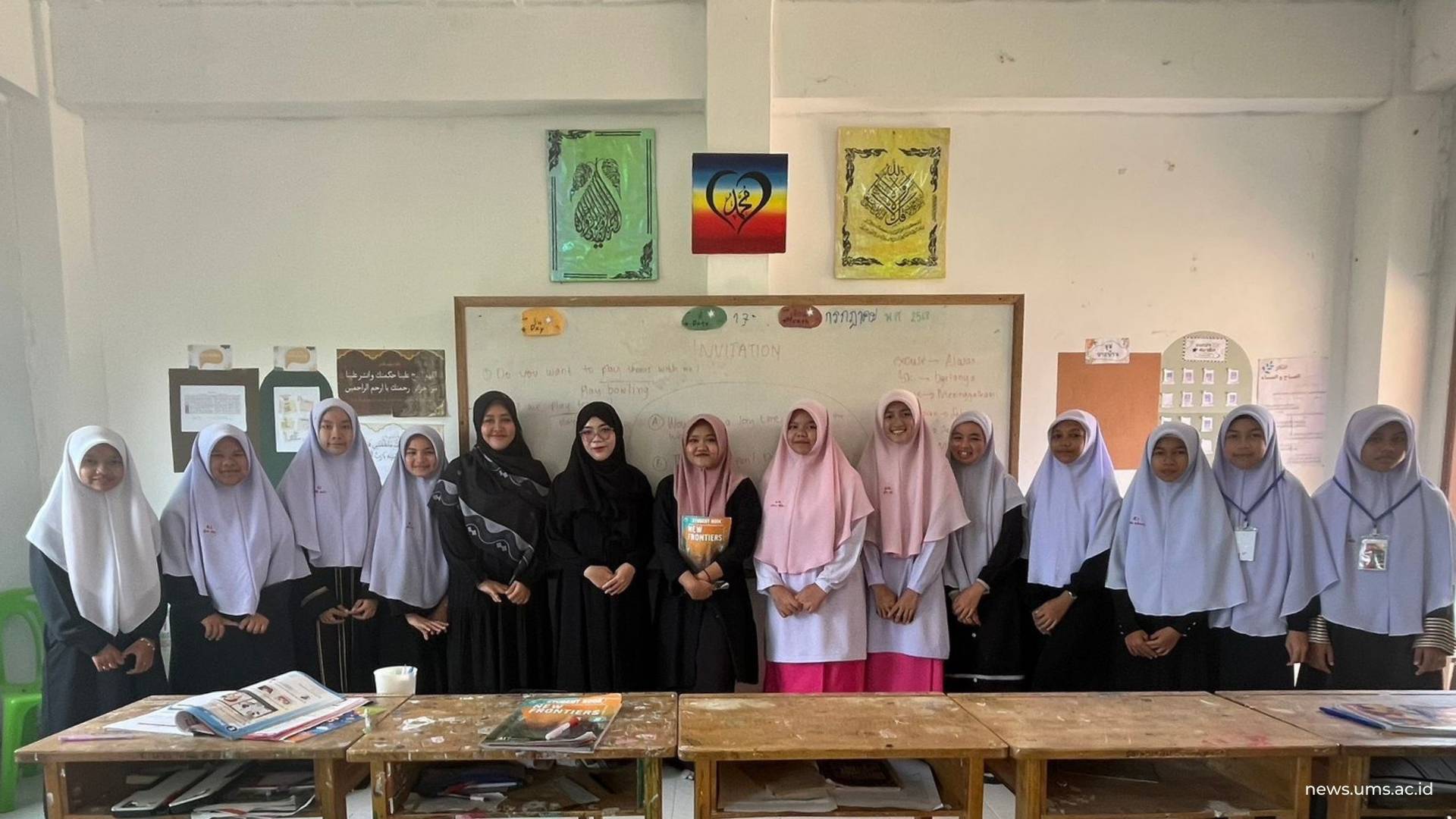 Mahasiswa PBI UMS, Hanum Khaerunisa (nomor 7 dari kiri) dan Ratu Engka Triswati (nomor 6 dari kiri) saat foto bersama murid Suksawad Wittaya School, yang berlokasi di Lam Phlai, Distrik Thepha, Provinsi Songkhla, Thailand.