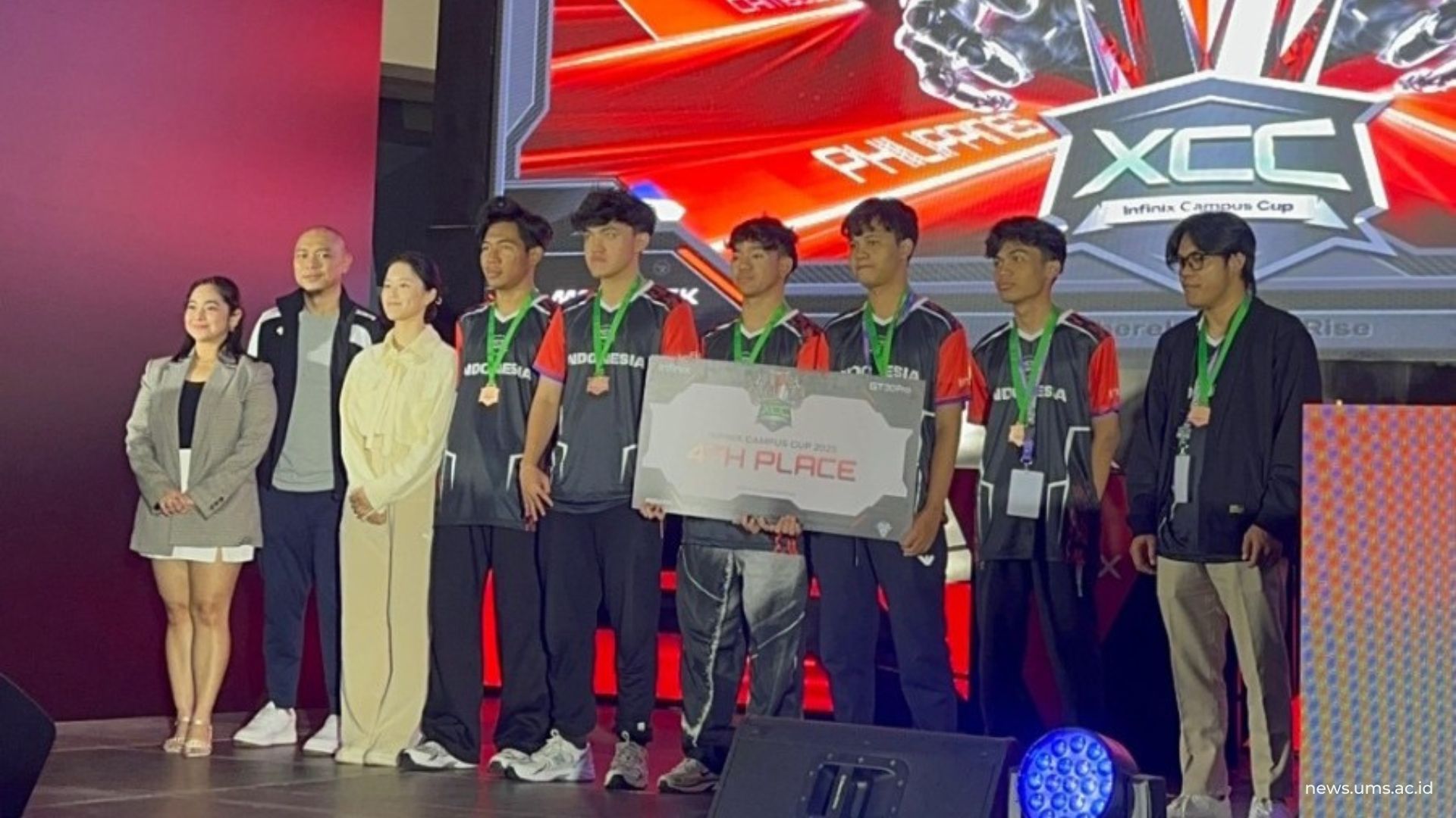 Tim Little Pikaa saat menerima penghargaan