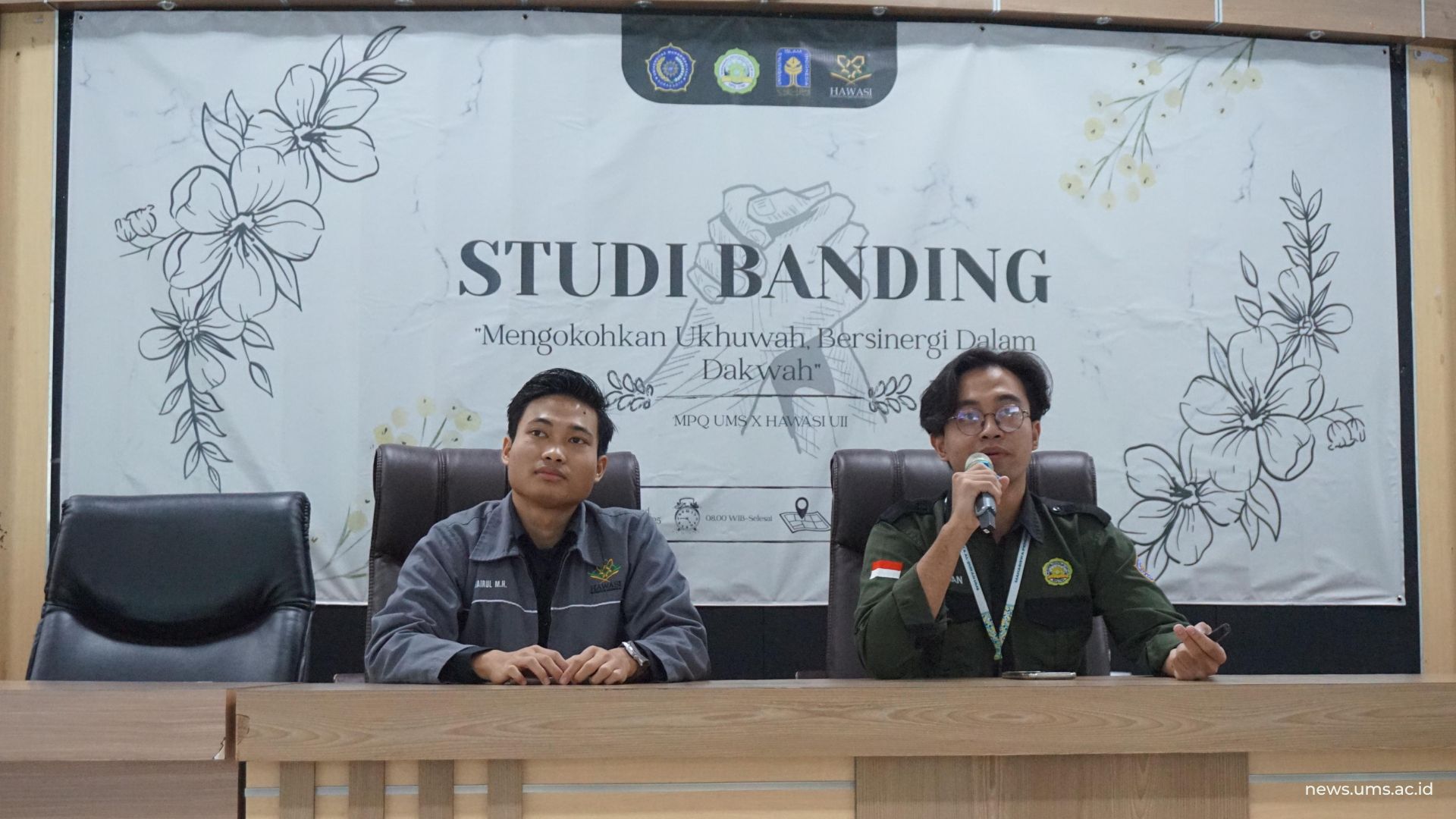 Ketua MPQ UMS Afnan Zain Muzzaki (kanan) dan Ketua Hawasi UII Imam Khairul Muslim (kiri) tengah berbagi pengalaman masing-masing organisasi dalam kunjungan di Gedung Induk Siti Walidah, UMS, Minggu (13/7). Foto: MPQ UMS