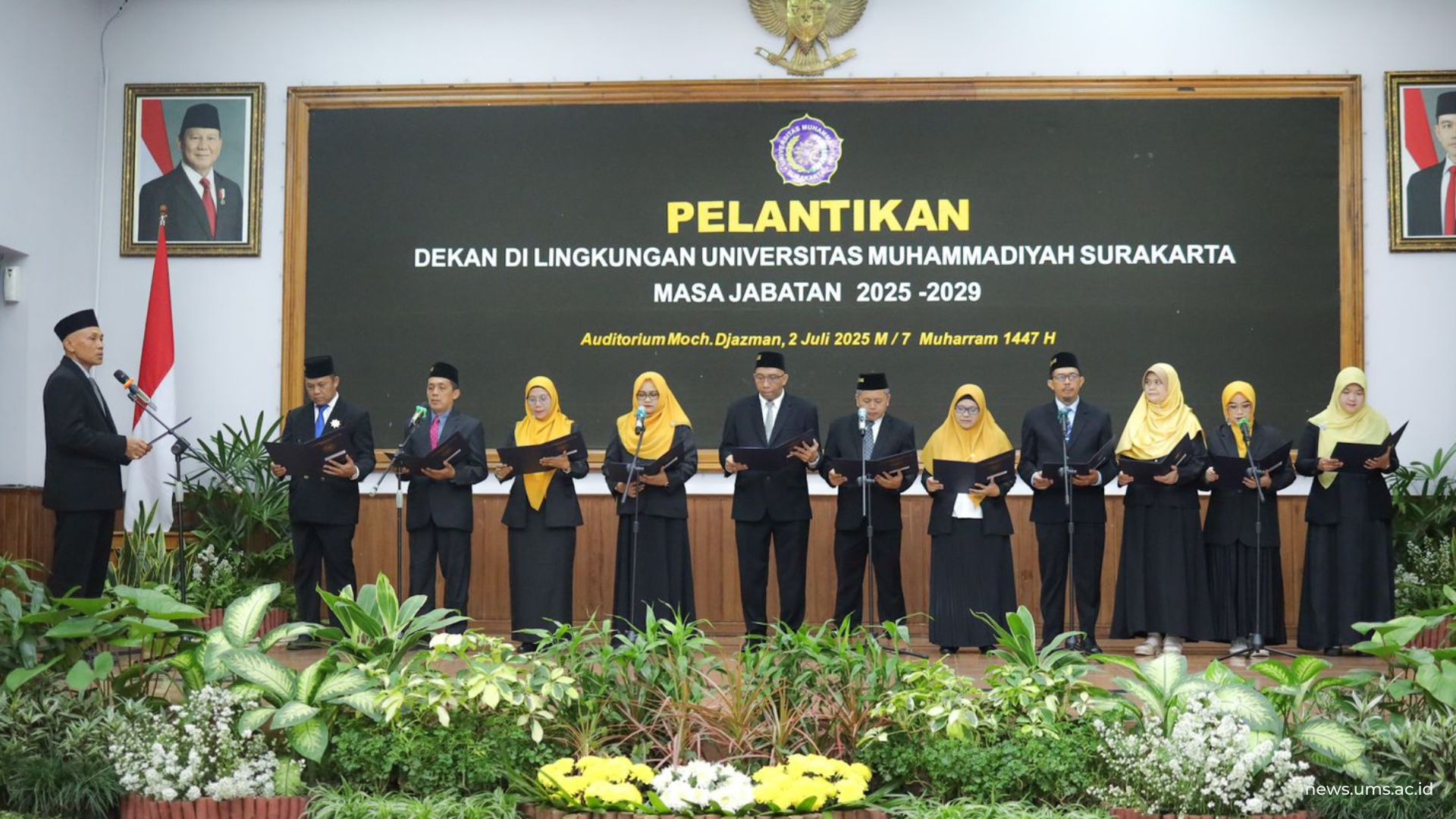 Pembacaan sumpah jabatan dekan UMS yang baru.
