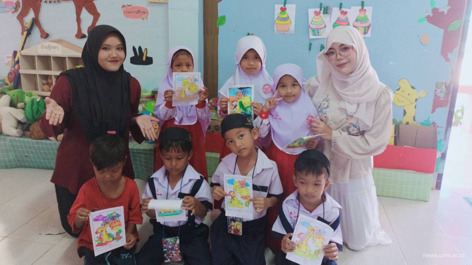 Mahasiswa PBI UMS, Hanum Khaerunisa (nomor 7 dari kiri) dan Ratu Engka Triswati (nomor 6 dari kiri) saat foto bersama murid Suksawad Wittaya School, yang berlokasi di Lam Phlai, Distrik Thepha, Provinsi Songkhla, Thailand.