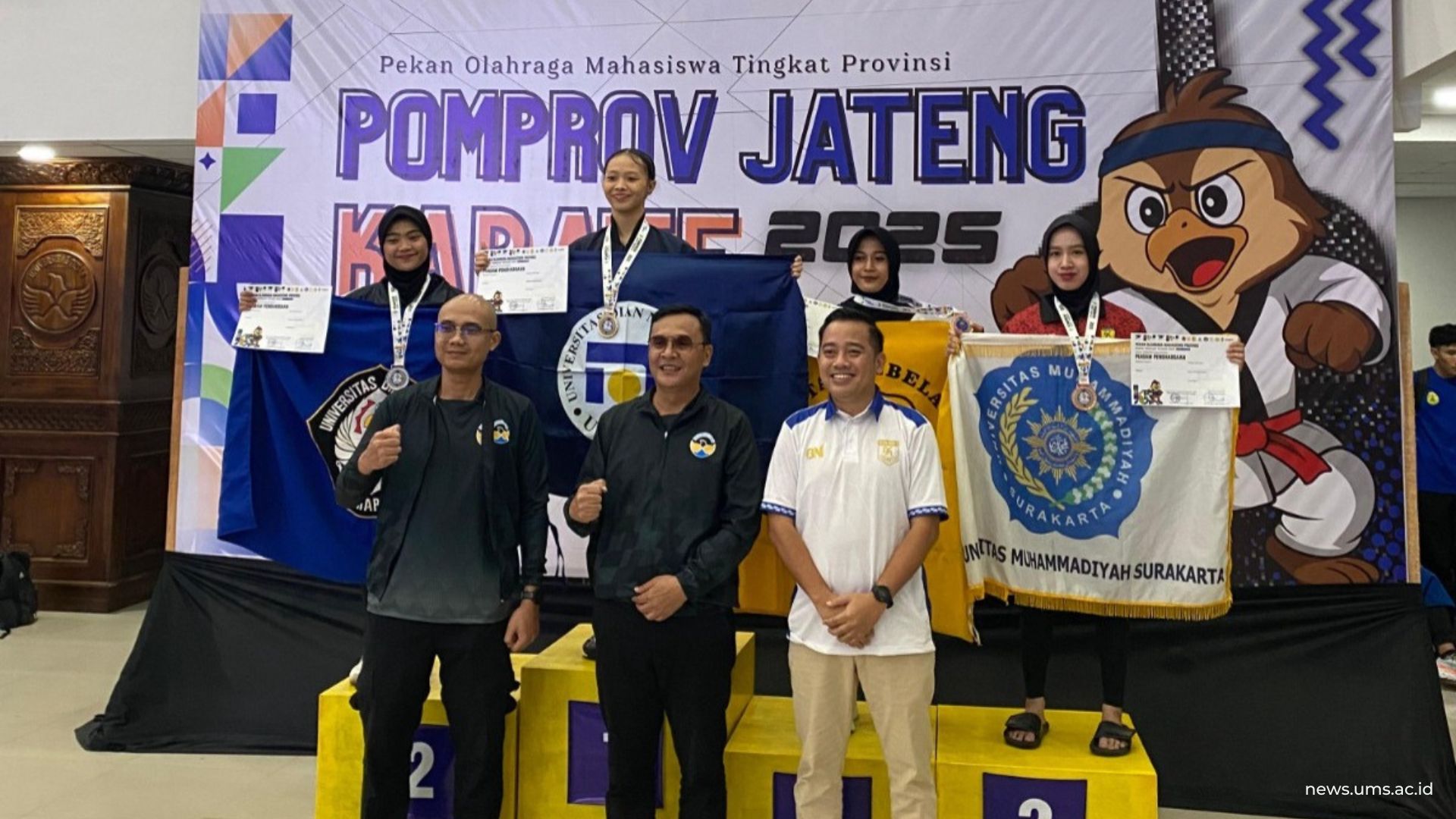 Mahasiswi Program Studi Akuntansi Fakultas Ekonomi dan Bisnis (FEB) UMS, Vaisa Yeshe Dakmema Tavimsa, saat penyerahan medali perunggu pada nomor Kumite under 55 kilogram putri cabang olahraga karate dalam ajang Pekan Olahraga Mahasiswa Provinsi (Pomprov) Jawa Tengah 2025.