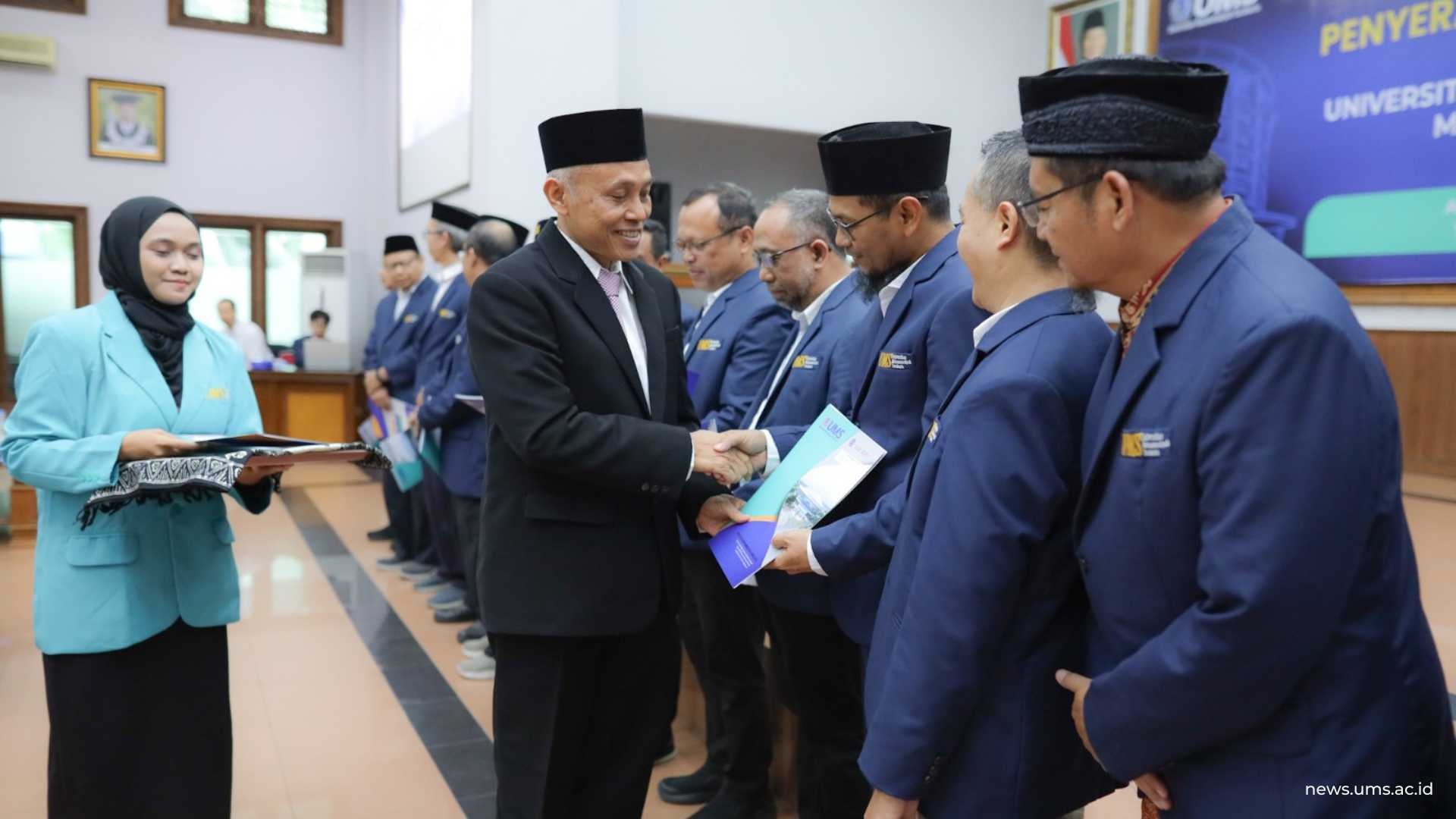 Penyerahan SK kepada pejabat struktural UMS
