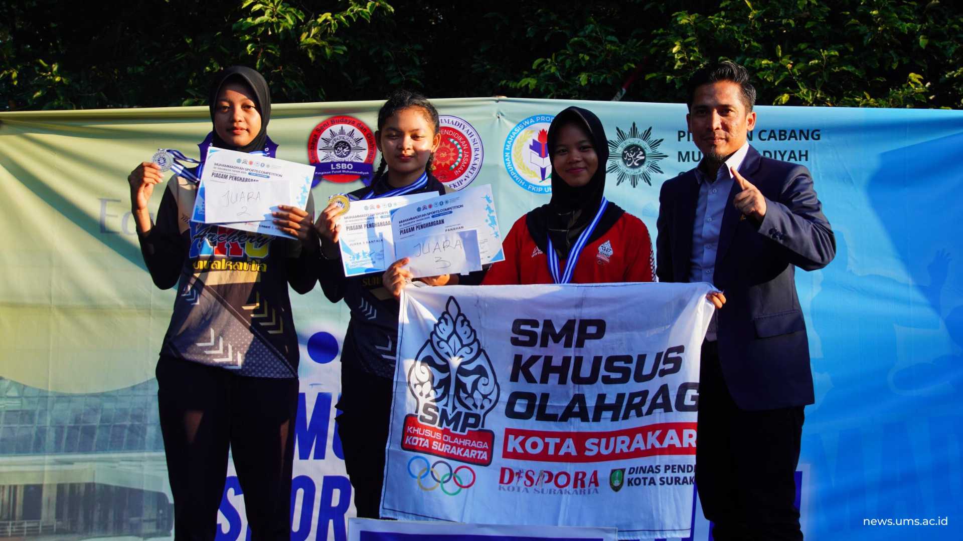 Para pemenang panahan kategori Standard Bow U-18 Women.