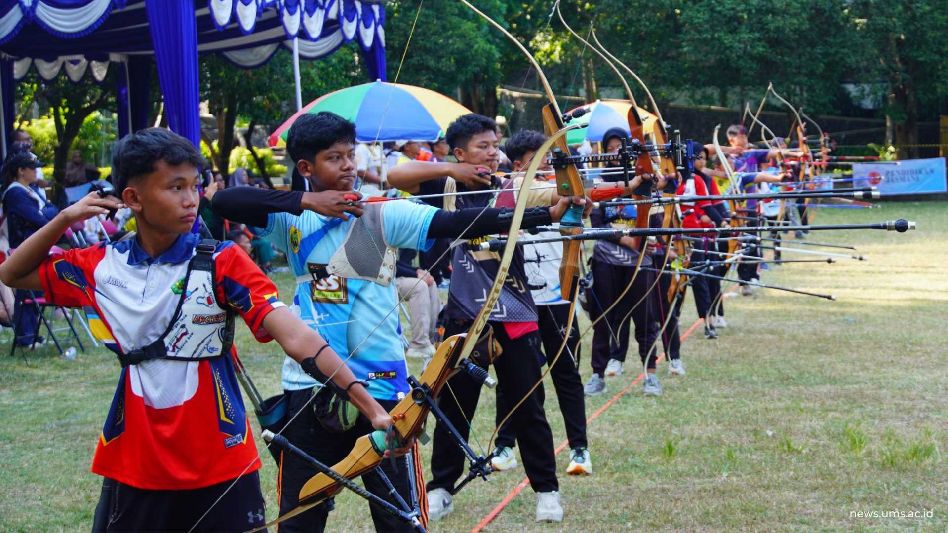 Suasana perlombaan panahan dalam Muhammadiyah Sports Competition 2025 di Lapangan Fakultas Psikologi UMS, Jumat (1/8).