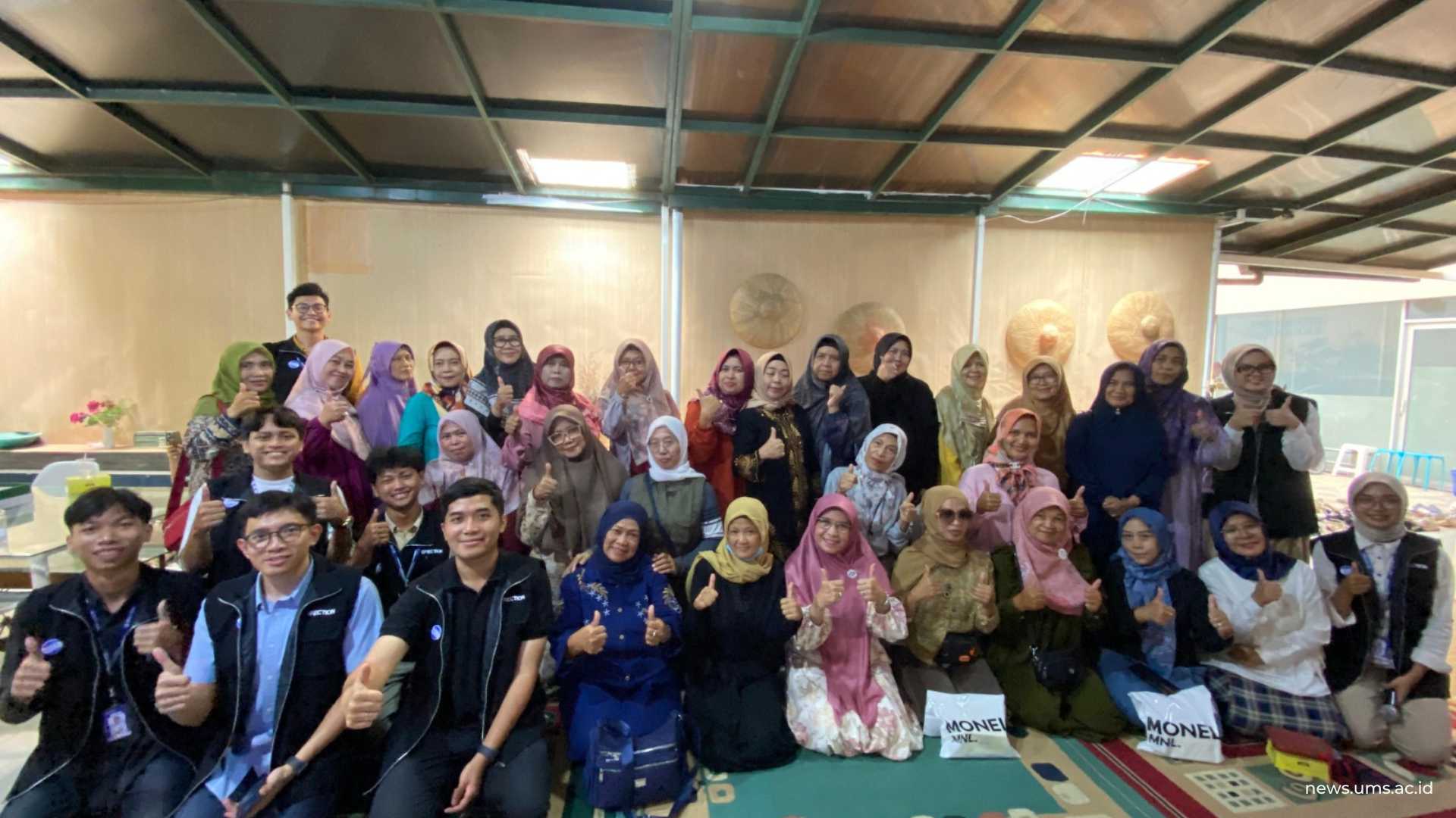 Foto bersama dengan komunitas lokal di area padat penduduk Bandung