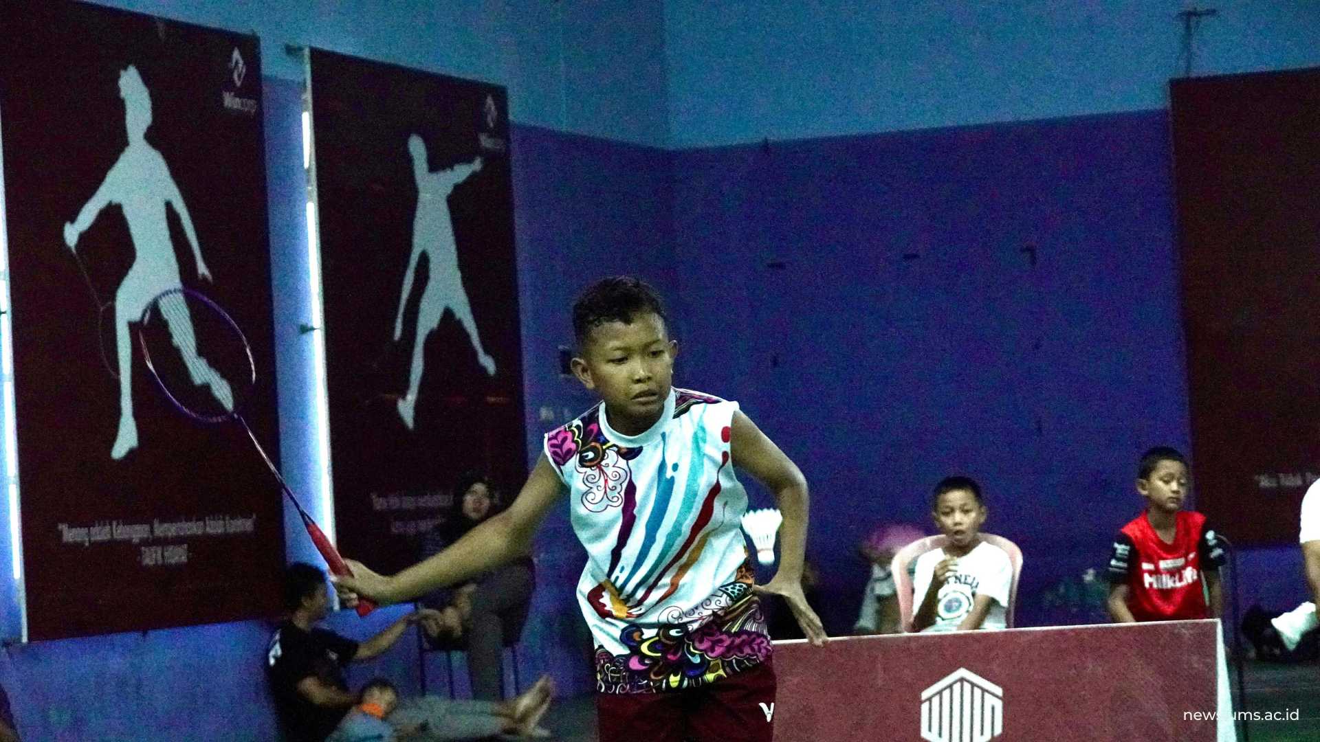 Momen pemain badminton asal SD Muhammadiyah 1 Ketelan Surakarta, Alvaro Mahardika, melakukan drive.