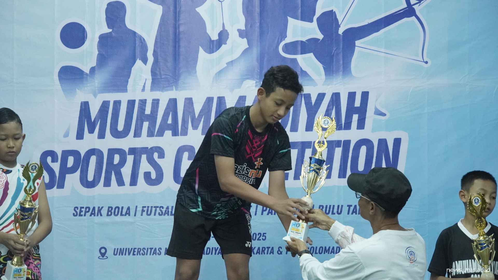 Juara pertama tunggal putra menerima piala yang diserahkan oleh Ketua PCM Colomadu Seno Arianto, S.E.