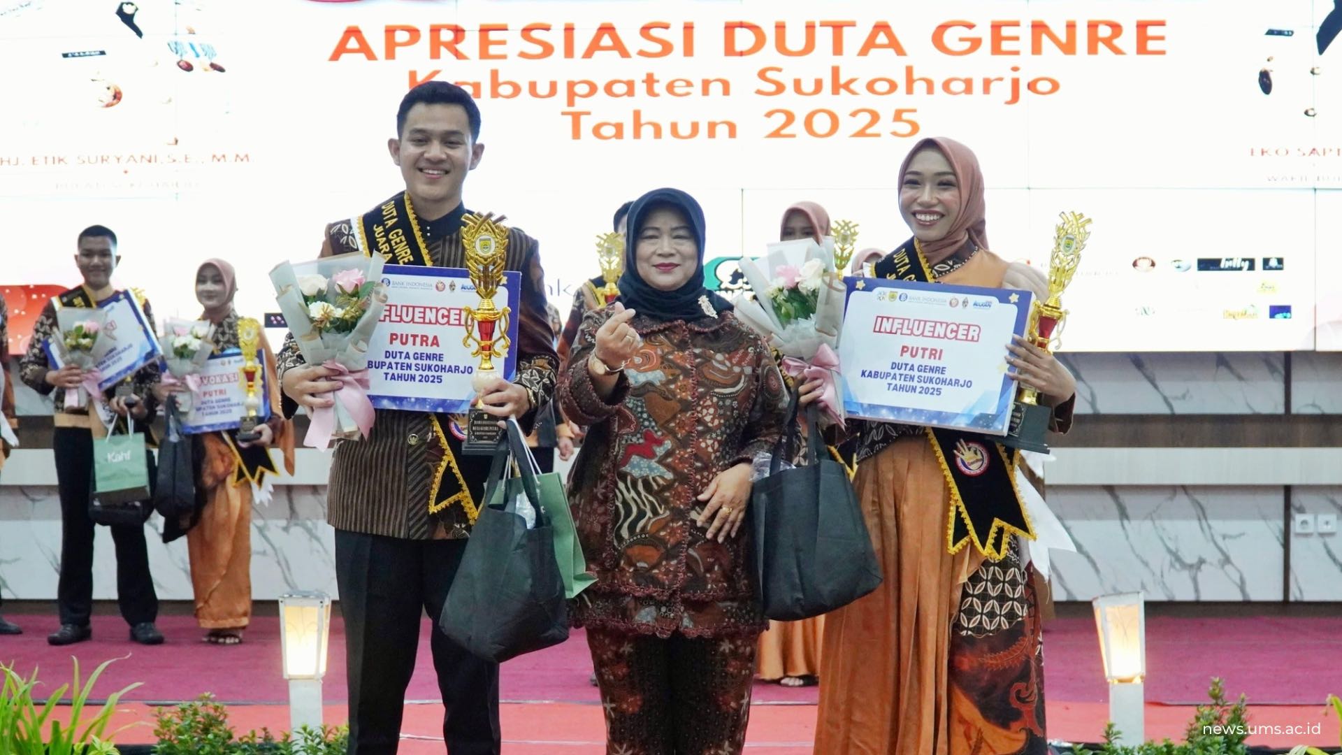 Mahasiswa UMS (kanan) Husna Syifa Raih Predikat Duta Genre Influencer Sukoharjo 2025