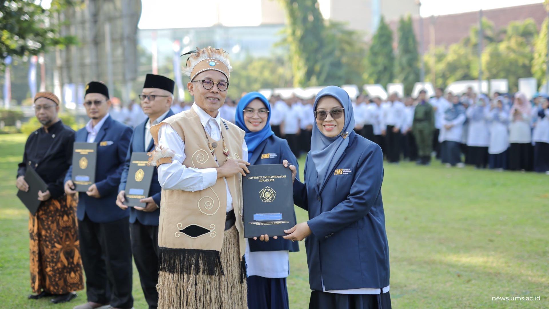 Rektor UMS, Prof Harun menyerahkan Surat Keputusan (SK) Guru Besar kepada lima guru besar baru dari berbagai bidang strategis, mulai dari sains dan teknologi, pendidikan, hingga kesehatan dan ekonomi.