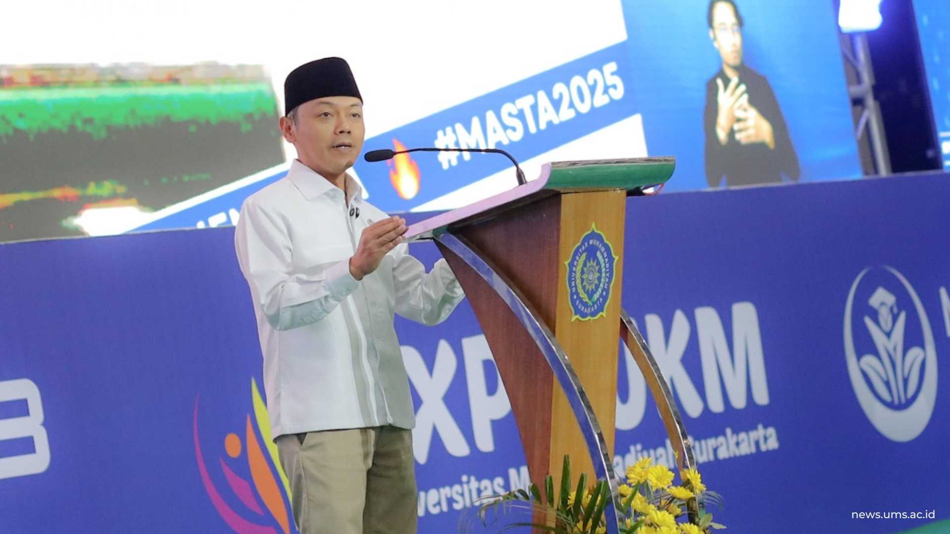 Orasi Alumni UMS oleh Wamen Dikdasmen Dr. Fajar Riza Ul Haq, S.Hi., MA, pada Acara Masta PMB UMS 2025. Foto: Luqman Hakim