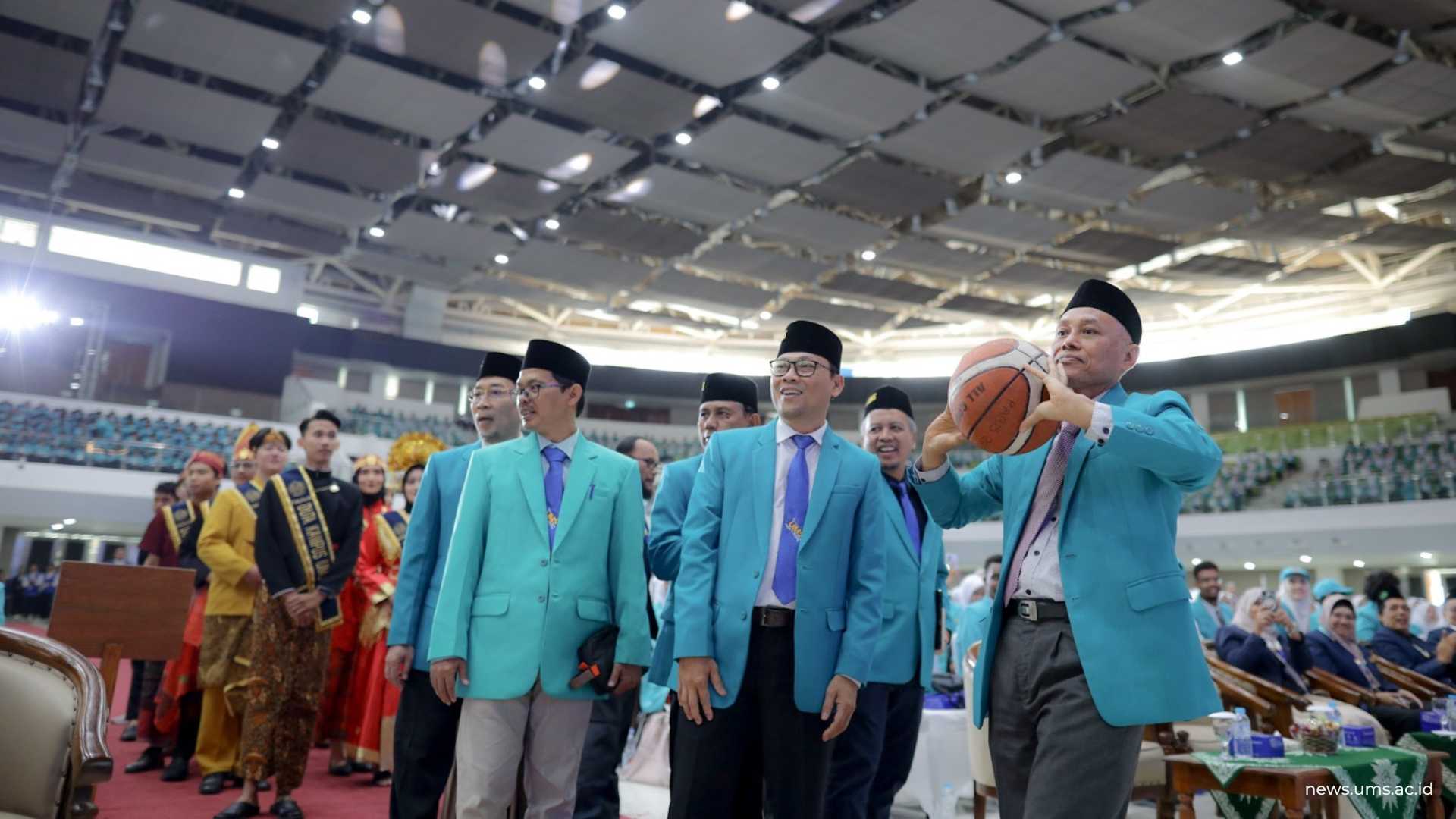 Kedatangan barisan Rektor UMS, Prof. Harun Joko Prayitno, M.Hum., beserta jajaran pimpinan UMS yang disambut dengan kehadiran robot basket