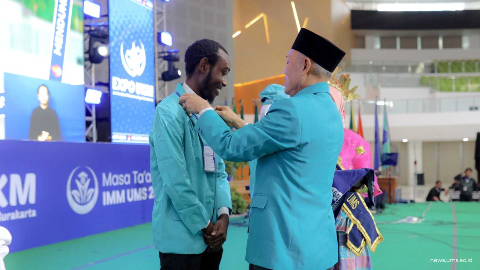 Penyematan Kartu Peserta Mahasiswa Baru oleh Rektor UMS