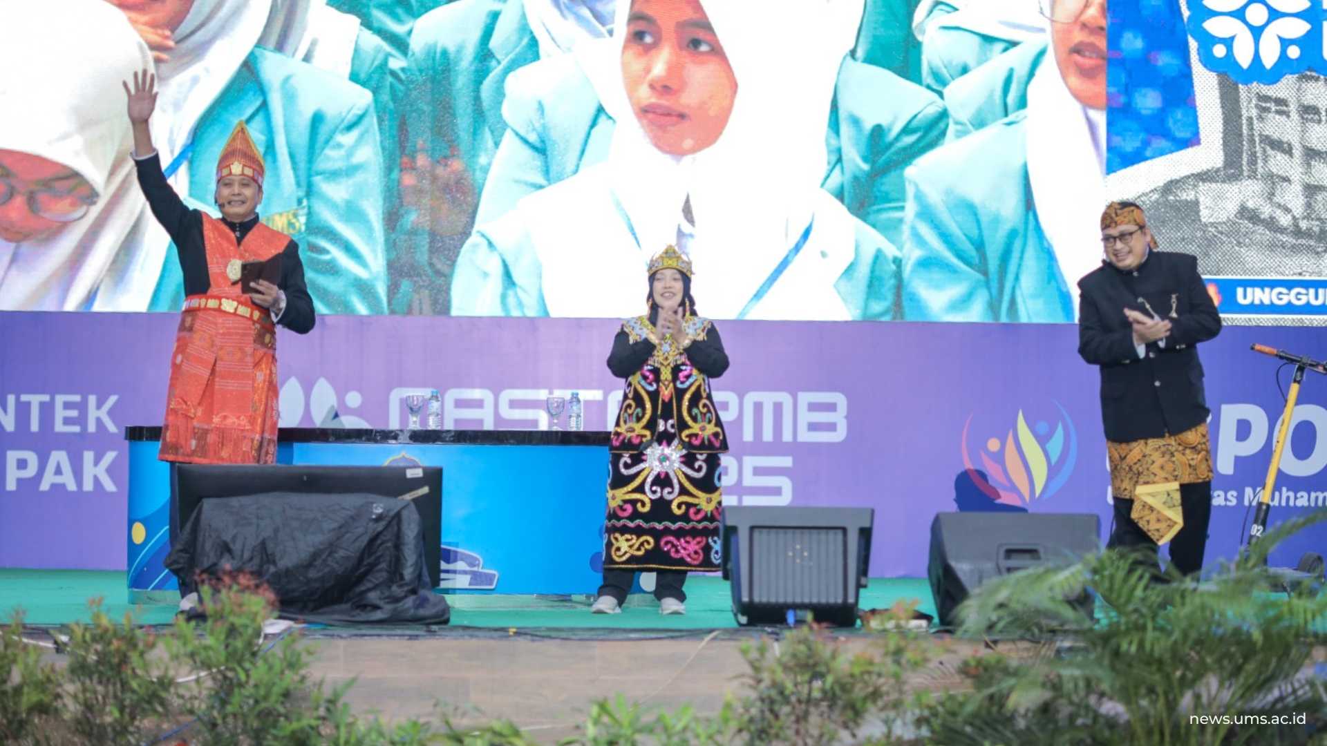 Pemaparan materi mengenai layanan kemahasiswaan oleh (dari kiri) Drs. Suyatmin Waskito Adi, M.Si., Siti Azizah Susilawati, S.Si., M.P., dan Muhammad Al Fatih Hendrawan, S.T., M.T. Humas UMS/Imam Safii