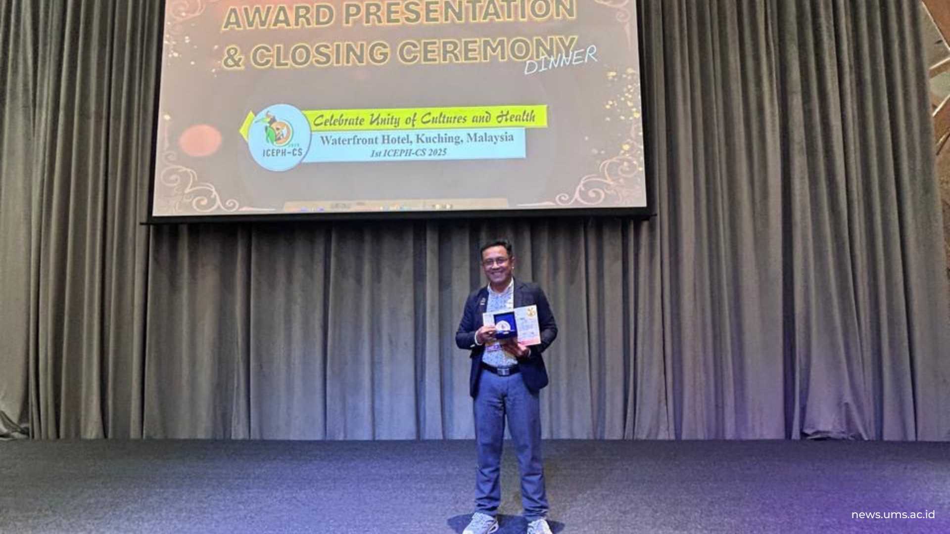 Dosen Keperawatan Universitas Muhammadiyah Surakarta (UMS) Sugiharto, S.Kep, Ns., M.A.N., Ph.D. usai menerima penghargaan dalam ICEPH CS 2025.
