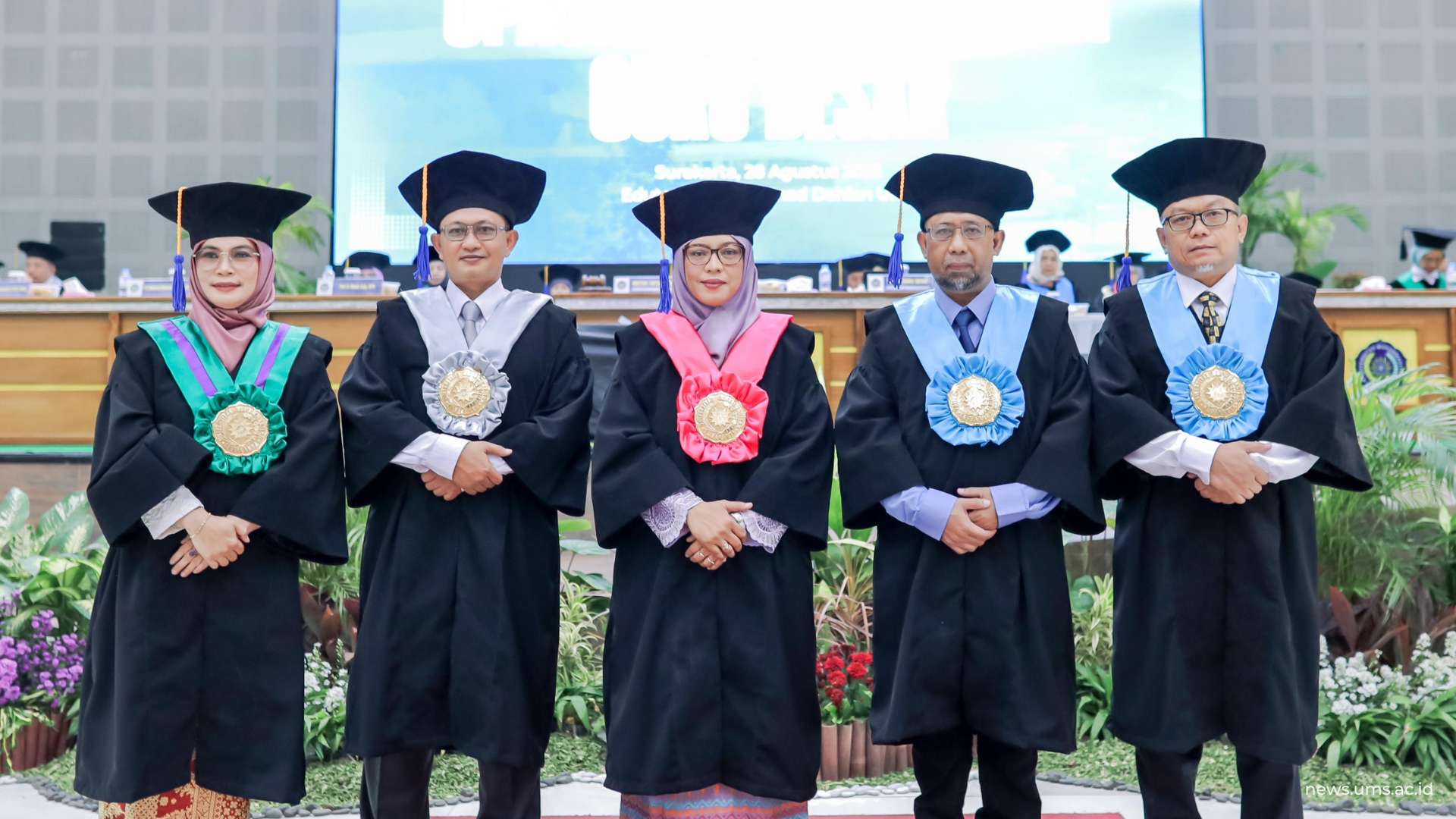 (paling kiri) Prof. Dr. Minsih, S.Ag, M.Pd; Prof. Muhammad Sholahuddin, S.E., M.Si., Ph.D; Prof. Dr. Yuli Kusumawati, SKM., M.Kes; Prof. Muhammad Mujiburohman, S.T., M.T., Ph.D; (paling kanan) Prof. Ir. Herry Purnama, M.T