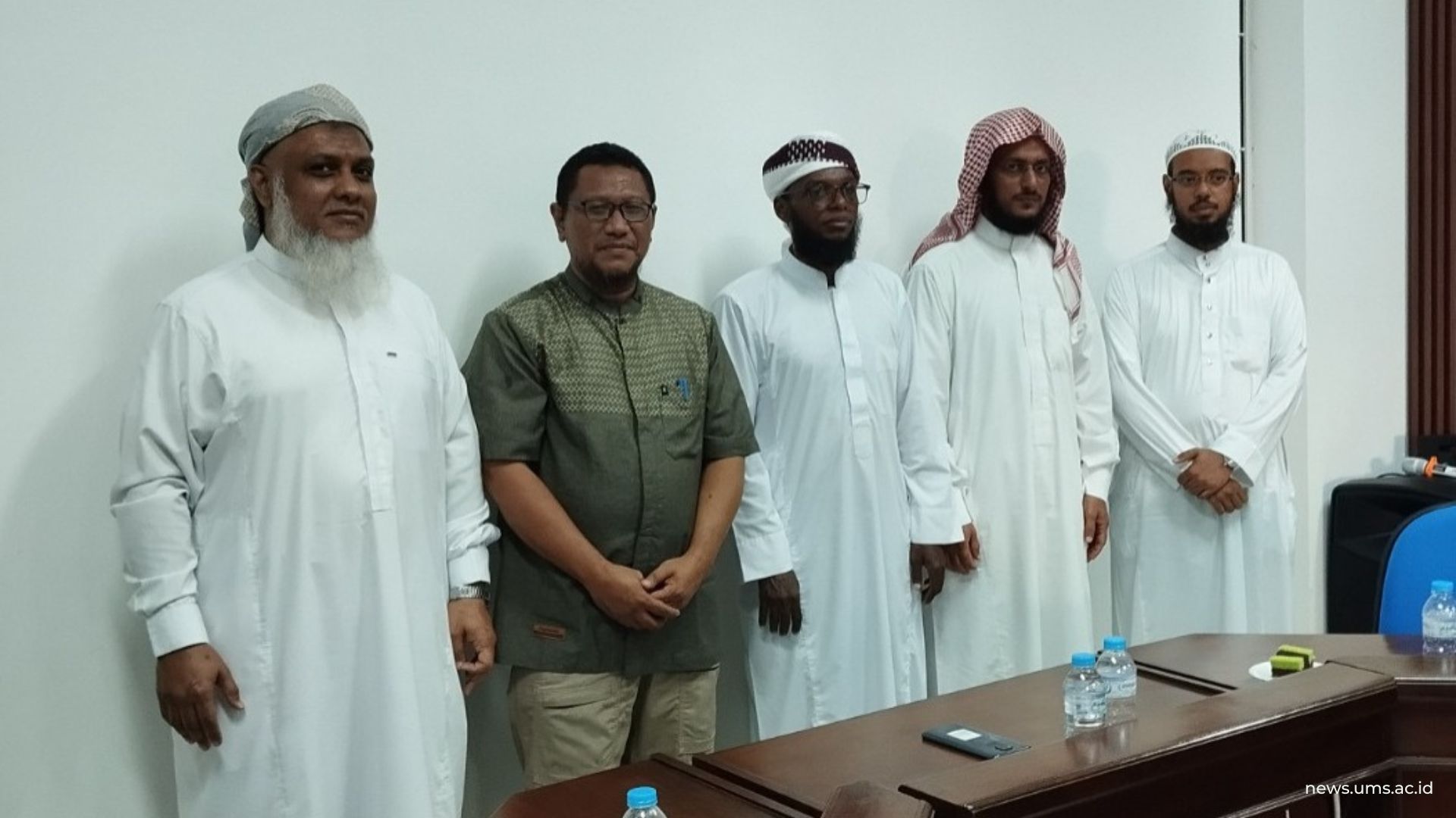 Kaprodi IQT UMS (nomor 2 dari kiri), Dr. Kharis Nugroho, Lc., M.Ud., foto bersama Rombongan akademisi dari UIM (pakaian putih dari sebelah kiri), Dr. Ahmad Saleh an-Naqib, Dr. Samir bin Yusuf al-Hakali, Yasir Sholih Bakhbazi, Syekh Samih al-Yamani, saat menerima kunjungan silaturahmi akademik dari para akademisi alumnus UIM, Arab Saudi.