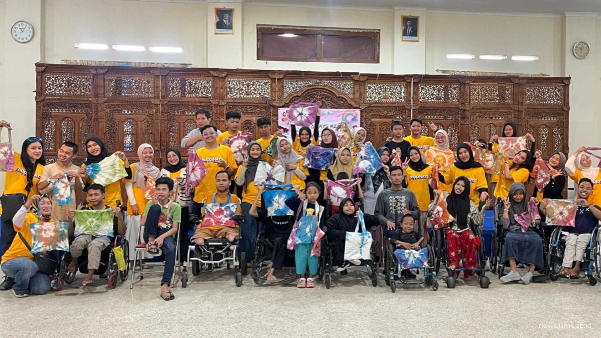 Mahasiswa Program Studi Fisioterapi UMS, Selvi Restiyani, bersama adik-adik YPAC Solo membuat batik jumputan