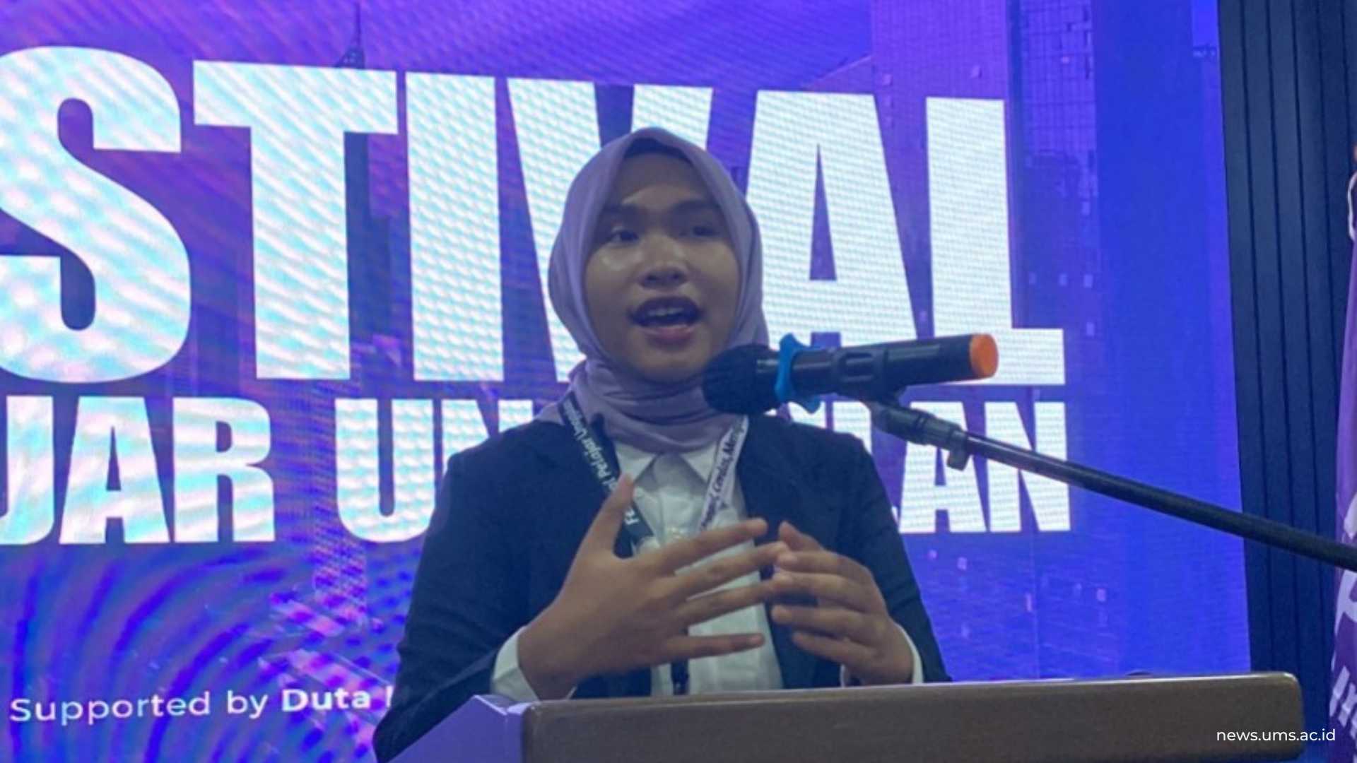 Mahasiswa Program Studi Fisioterapi UMS, Selvi Restiyani, saat forum diskusi bagi para pelajar dalam kontribusi Pemuda Melalui Sektor Pendidikan Menuju Indonesia Emas 2045, di Kemenpora RI