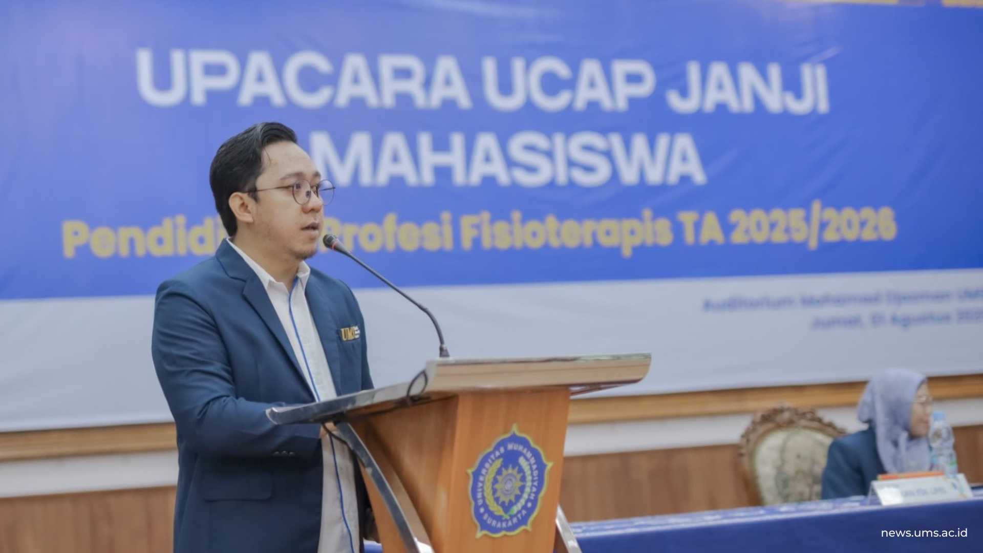Ketua Program Studi Pendidikan Profesi Fisioterapis, Suryo Saputra Perdana, M.Sc., PT., saat menyampaikan laporan pada Upacara Ucap Janji bagi mahasiswa angkatan ke-10 Tahun Akademik 2025/2026