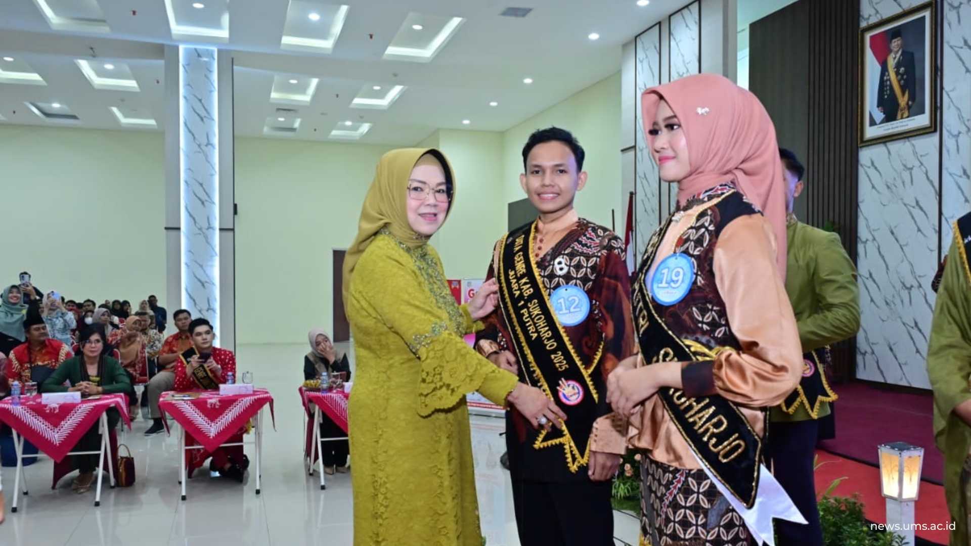 Pemberian Slempang Duta Genre Kab Sukoharjo 2025 oleh Bupati Sukoharjo kepada Raaziq Akbar Mahasiswa Program Studi Bisnis Digital FEB UMS
