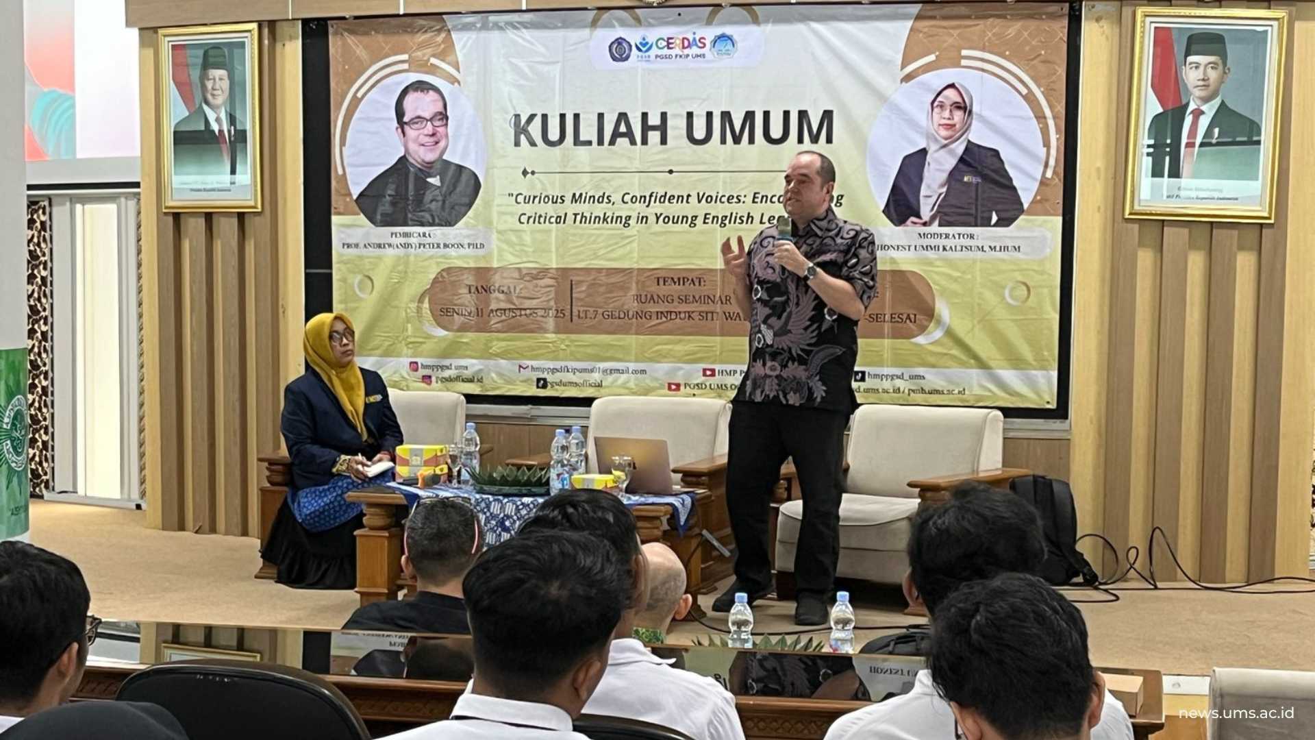 Narasumber, Prof. Andrew Peter Boon, Ph.D., saat memaparkan materi dalam acara Kuliah Umum bertajuk “Curious Mind, Confident Voices: Encouraging Critical Thinking in Young English Leaners,” di Ruang Seminar Lt.7 Gedung Induk Siti Walidah, Senin (11/8).