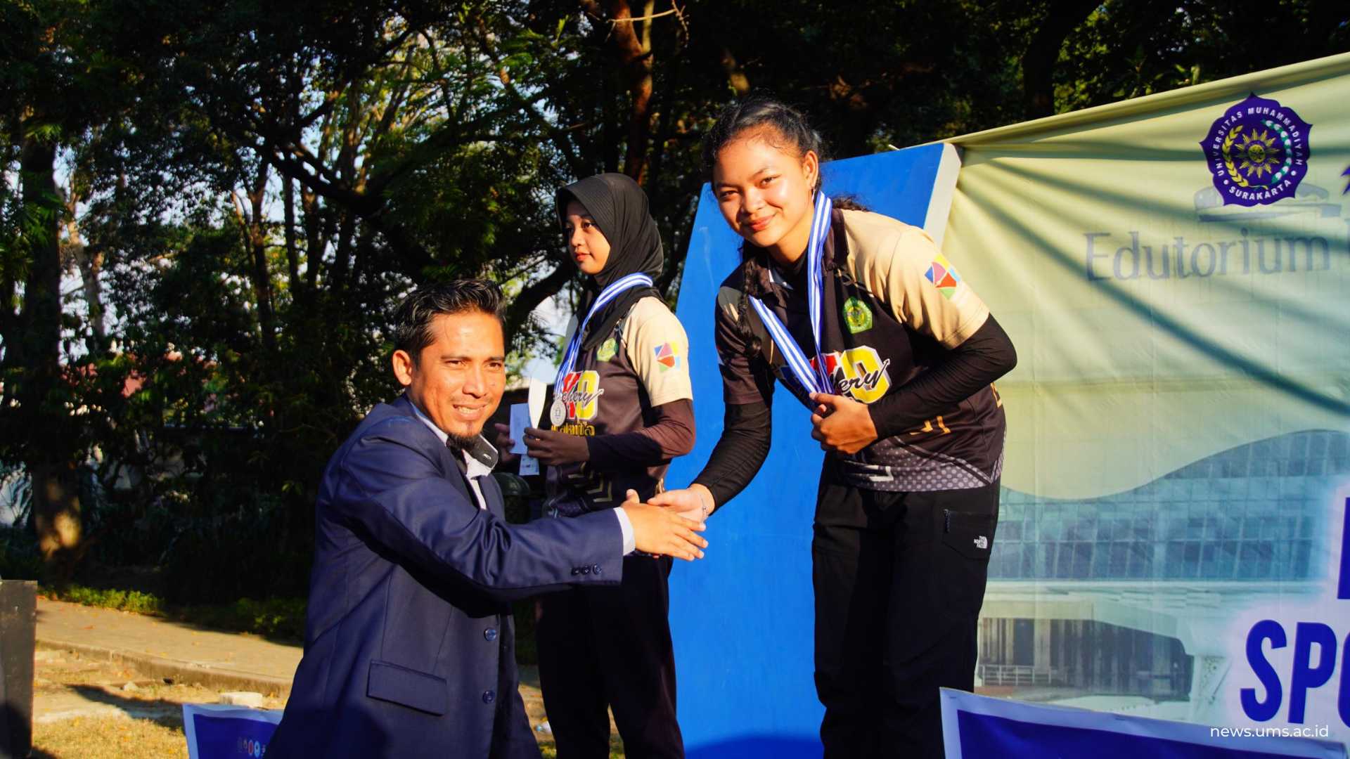 Puspita Ratu Ardhipta saat menerima medali dan penghargaan yang diserahkan oleh Ketua LSBO PCM Colomadu Dr. Nur Subekti, M.Or.