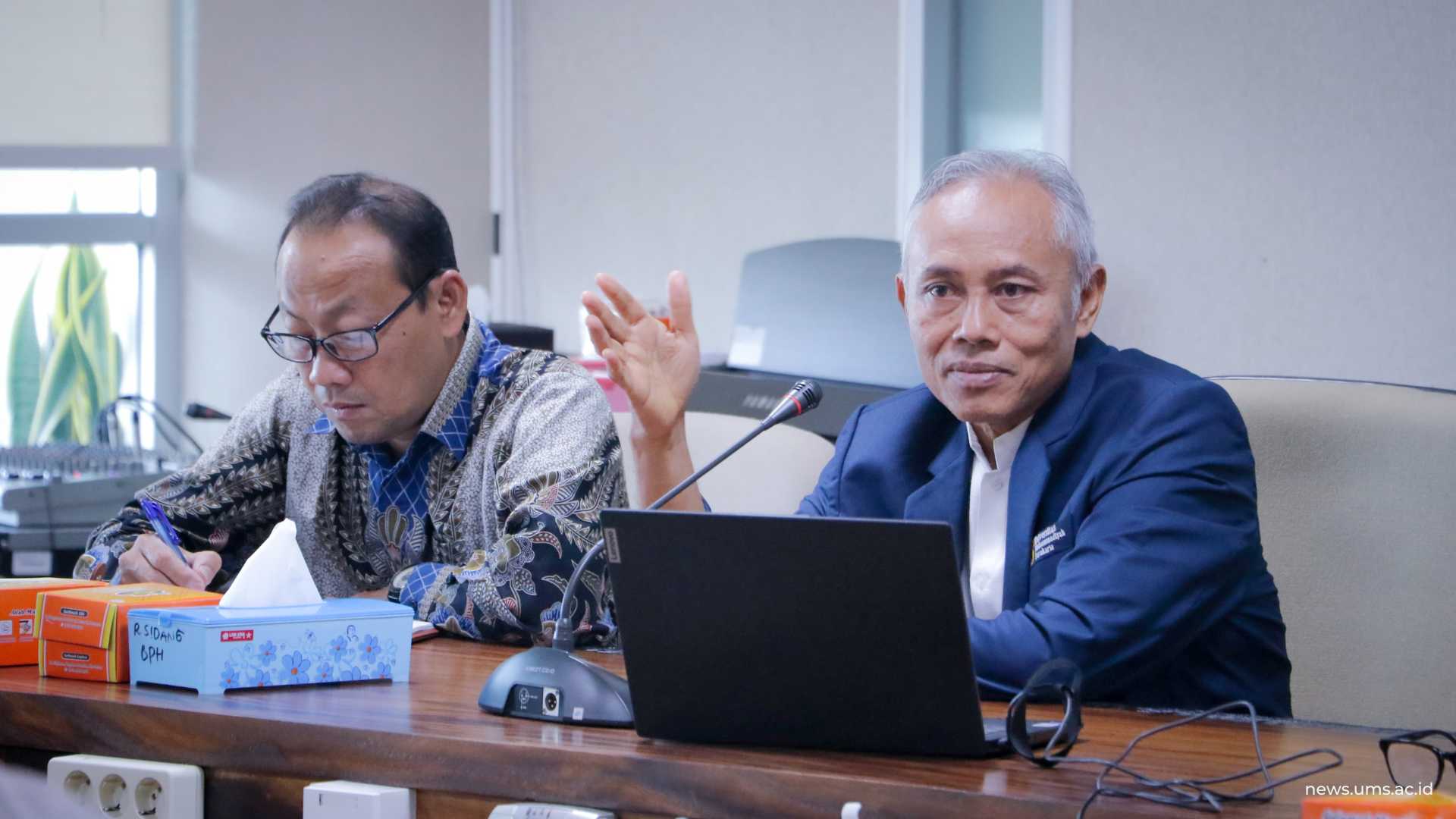 (kanan) Rektor UMS, Prof. Dr. Harun Joko Prayitno, M.Hum.
