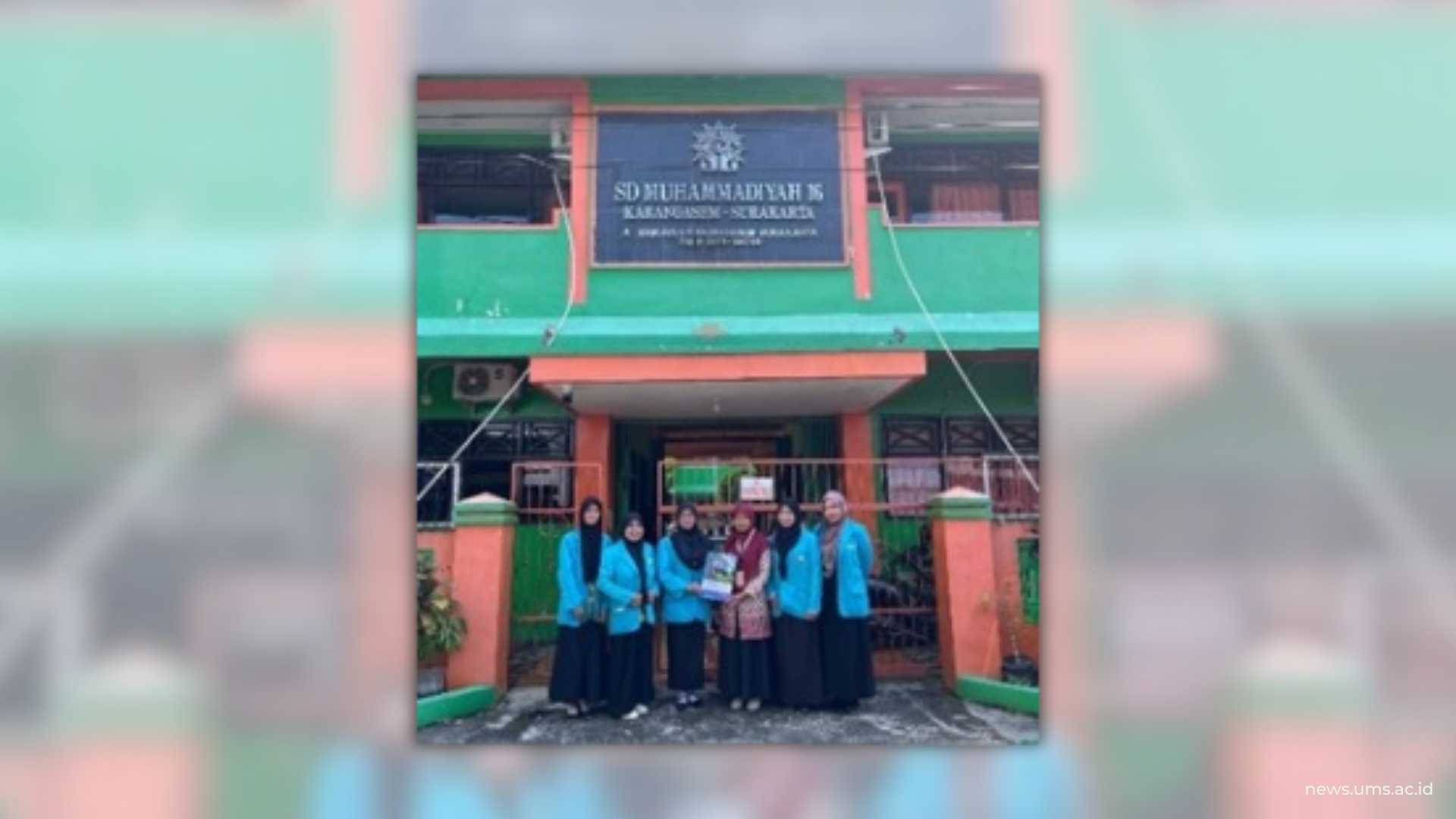 Foto bersama PKM-PM JAWARA-TECH bersama Kepala Sekolah SD Muh 16 Karangasem di SD Muh 16 Karangasem, Surakarta