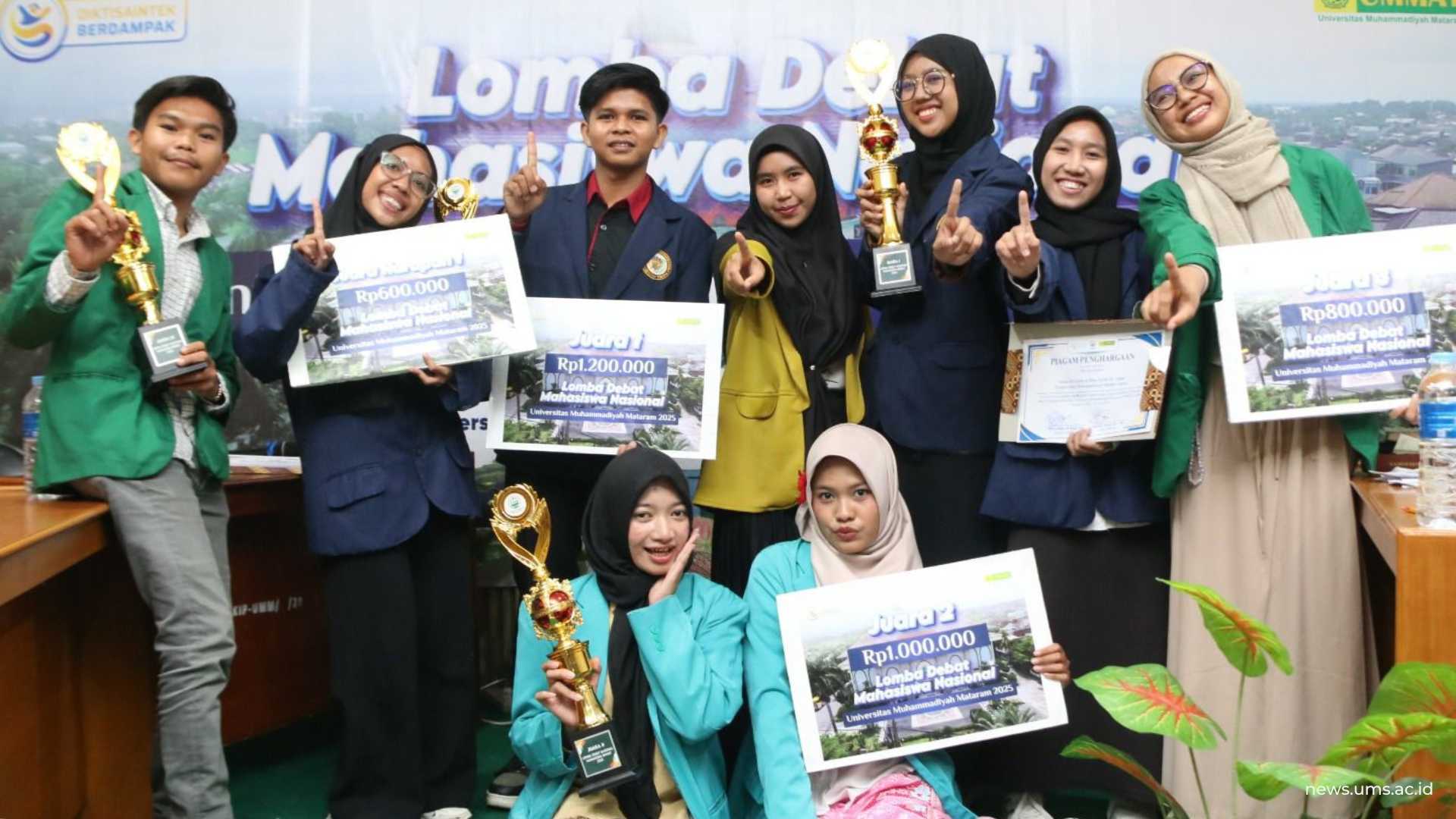 Tim UMS (kanan) Sintia Nafisa Munawaroh (kiri) Afrah Khoeronnisa berhasil meraih Juara 2 Lomba Debat Mahasiswa Nasional Tahun 2025