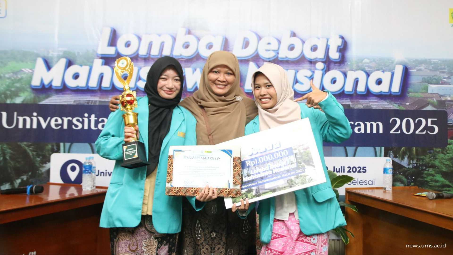 Tim UMS (kanan) Sintia Nafisa Munawaroh (kiri) Afrah Khoeronnisa berhasil meraih Juara 2 Lomba Debat Mahasiswa Nasional Tahun 2025