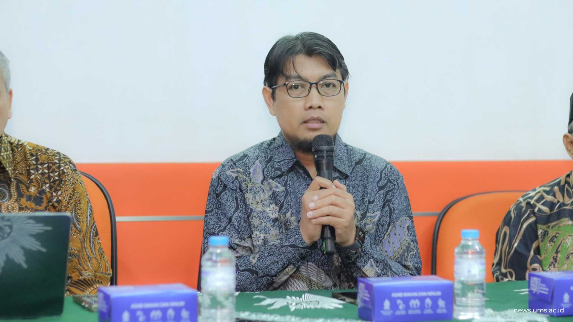 Ketua Pusat Studi Halal UMS apt. Peni Indrayudha, M.Biotech., Ph.D. saat menyampaikan sambutannya dalam acara Penyerahan Sertifikasi Halal Rekanan UMS Boga dan PDM Surakarta. Humas UMS/Luqman Hakim