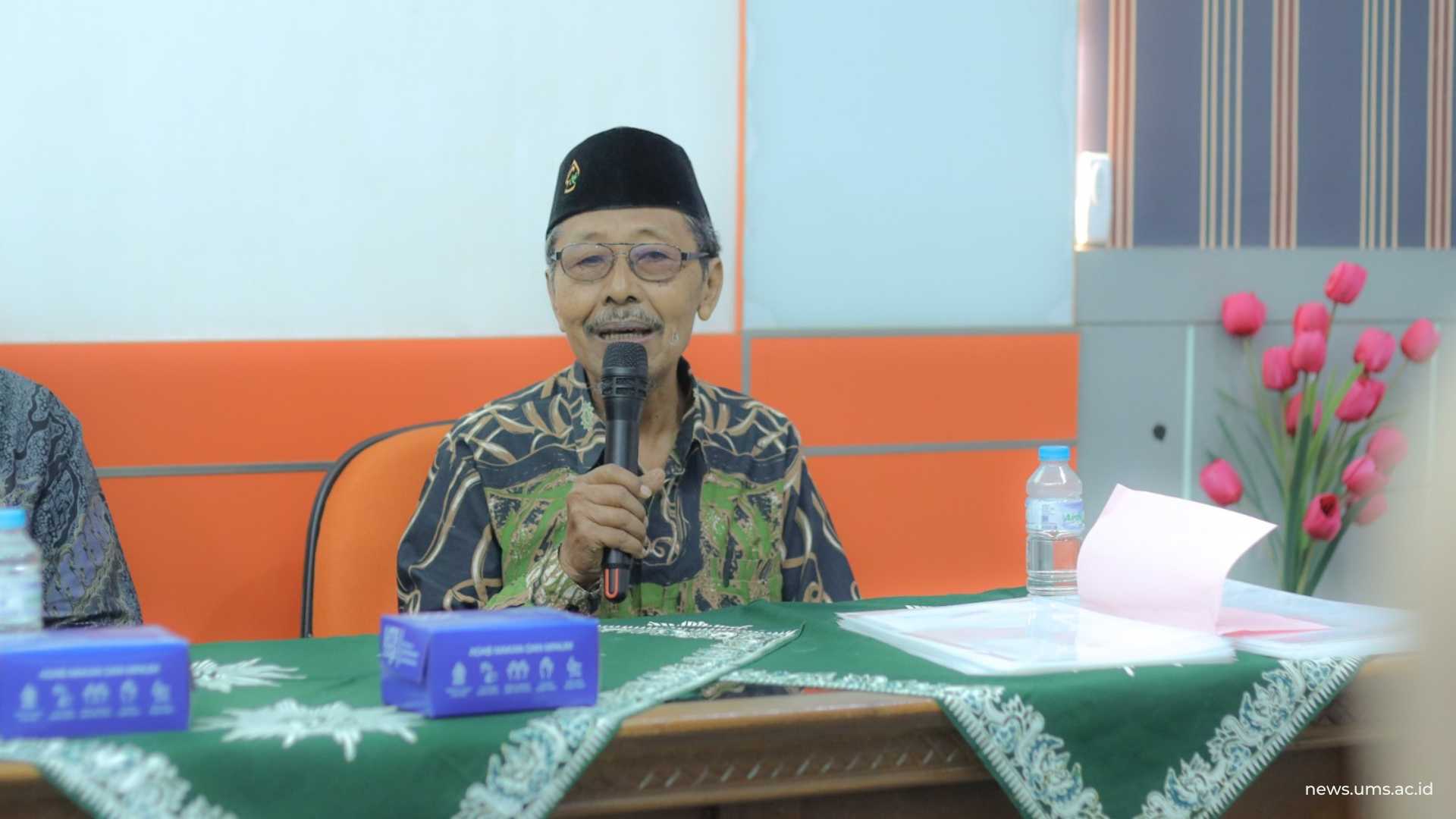 Pimpinan Majelis Ekonomi PDM Kota Surakarta K.H. Drs. Subari memaparkan konsep kehalalan makanan dalam Islam. Humas UMS/Luqman Hakim