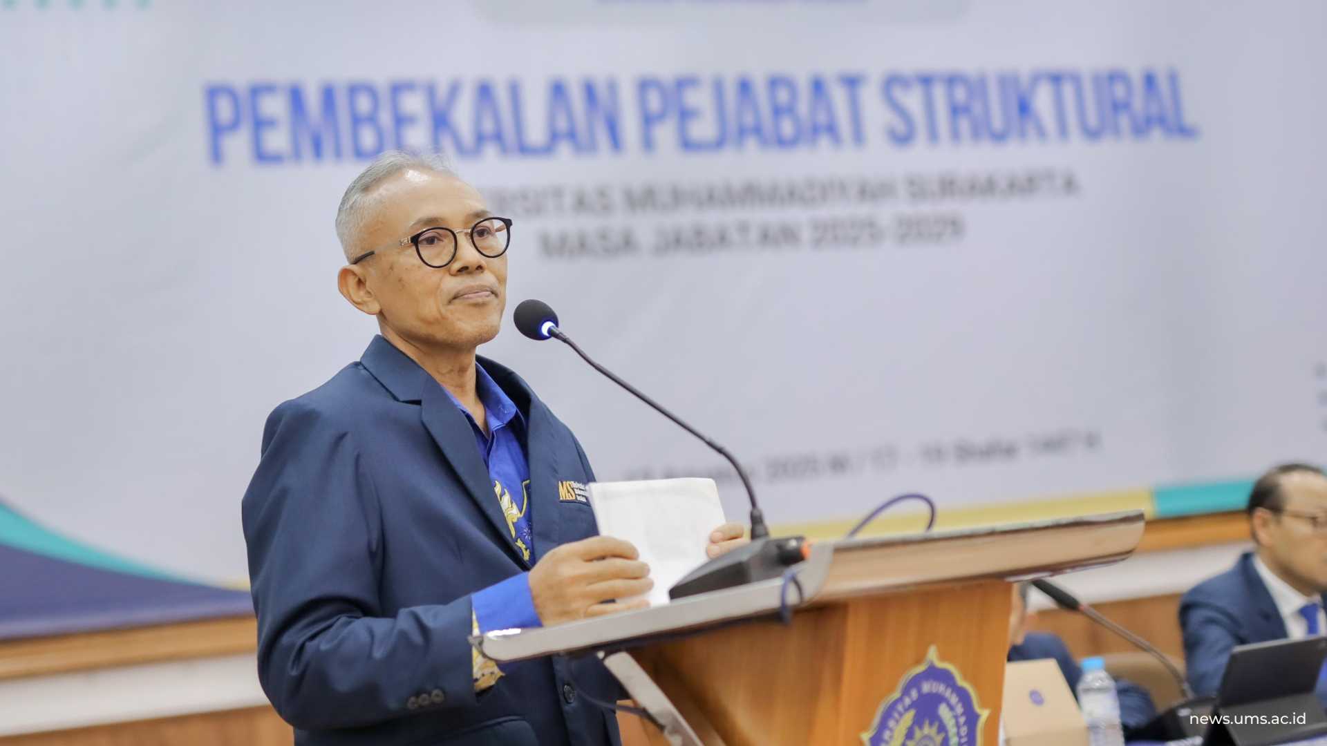 Rektor UMS Prof. Dr. Harun Joko Prayitno, M.Hum. saat memberikan materi dalam Pembekalan Pejabat Struktural UMS, Senin (11/8).