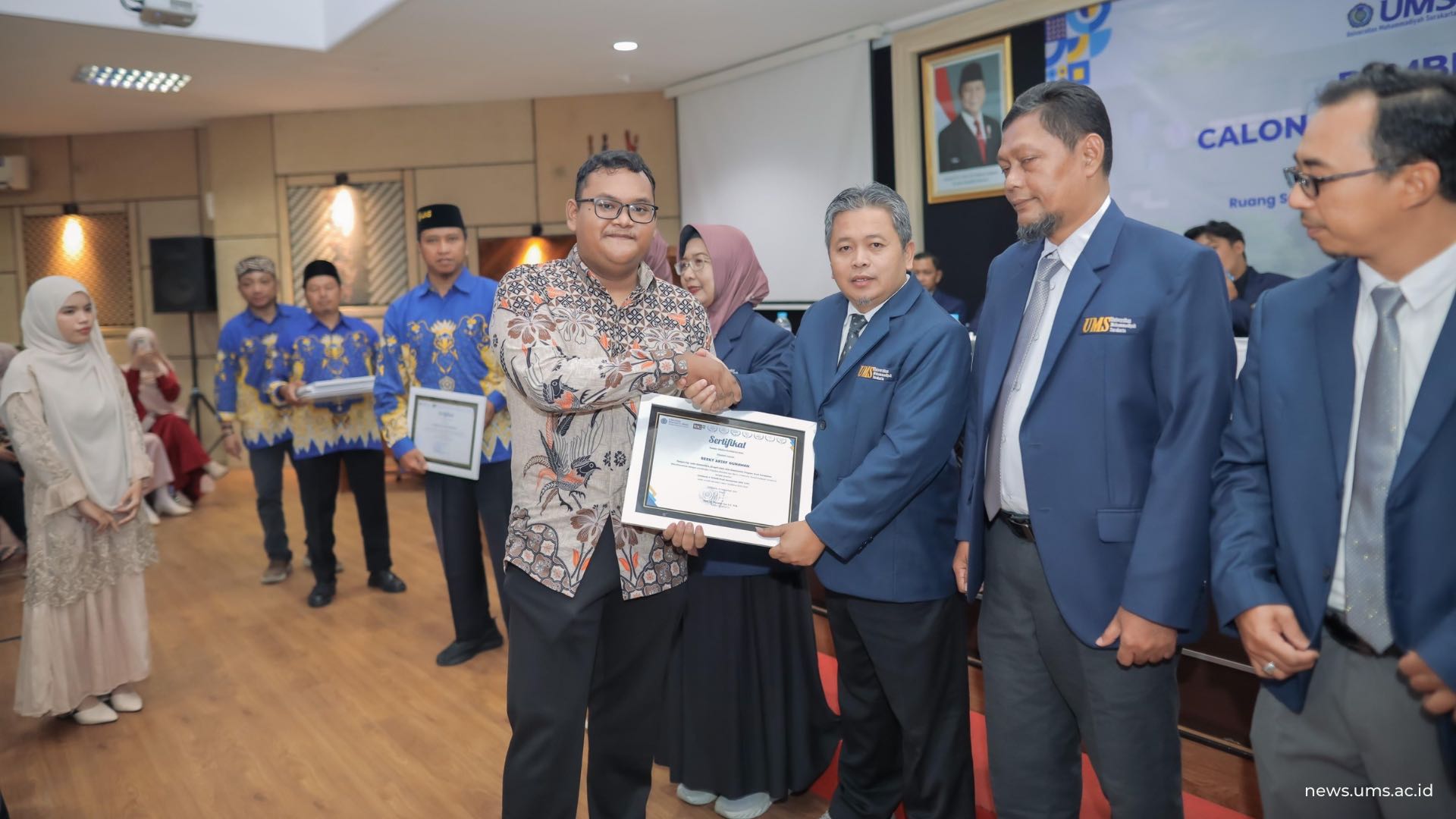 Wisudawan Terbaik, Rizky Dapat Tawaran Beasiswa S2 dari Dekan FEB UMS. Foto: Imam Syafii