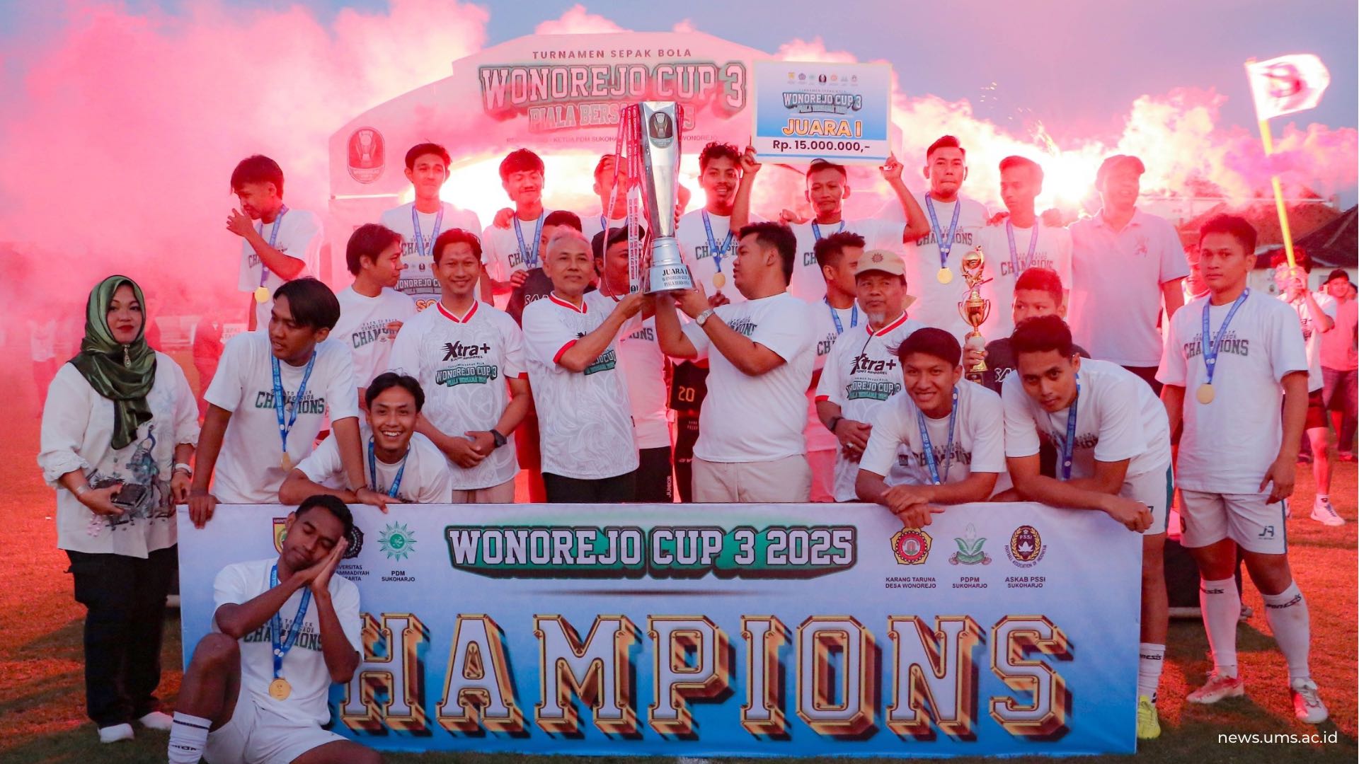 Rektor UMS Prof. Dr. Harun Joko Prayitno, M.Hum. menyerahkan langsung piala bergilir kepada tim Samba Persada yang menjuarai Wonorejo Cup III