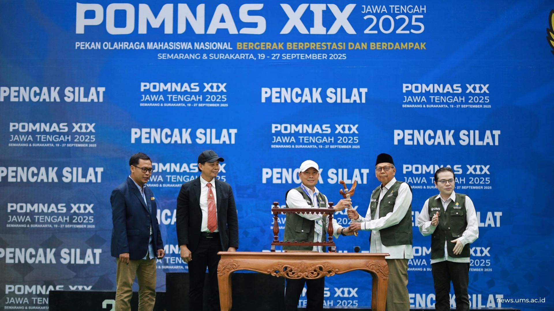 Penyerahan Keris pada Penutupan POMNAS XIX 2025 di Gedung Edutorium KH Ahmad Dahlan UMS.