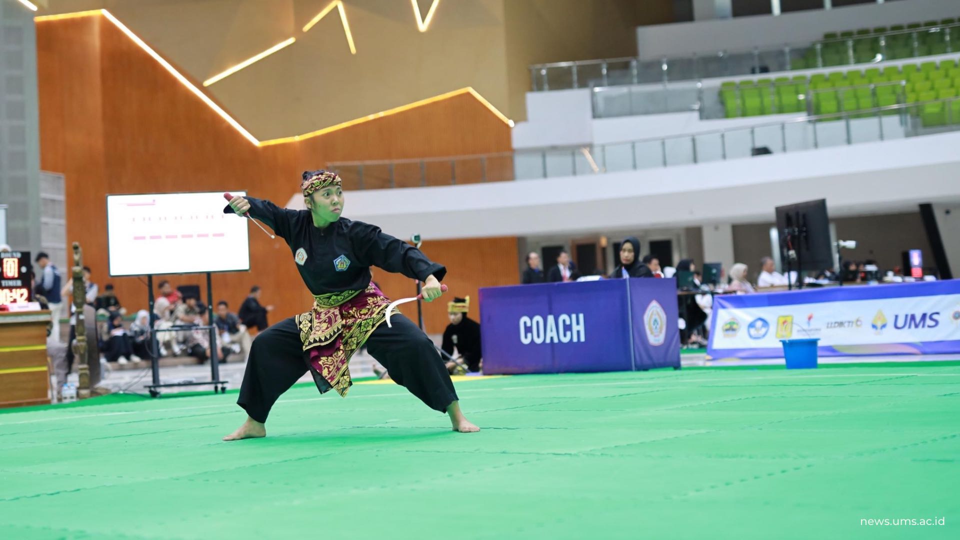 Atlet dari Bali sedang Berlaga pada Pencak Silat Kategori Seni Jurus Tunggal Bebas di POMNAS XIX di Edutorium KH Ahmad Dahlan UMS