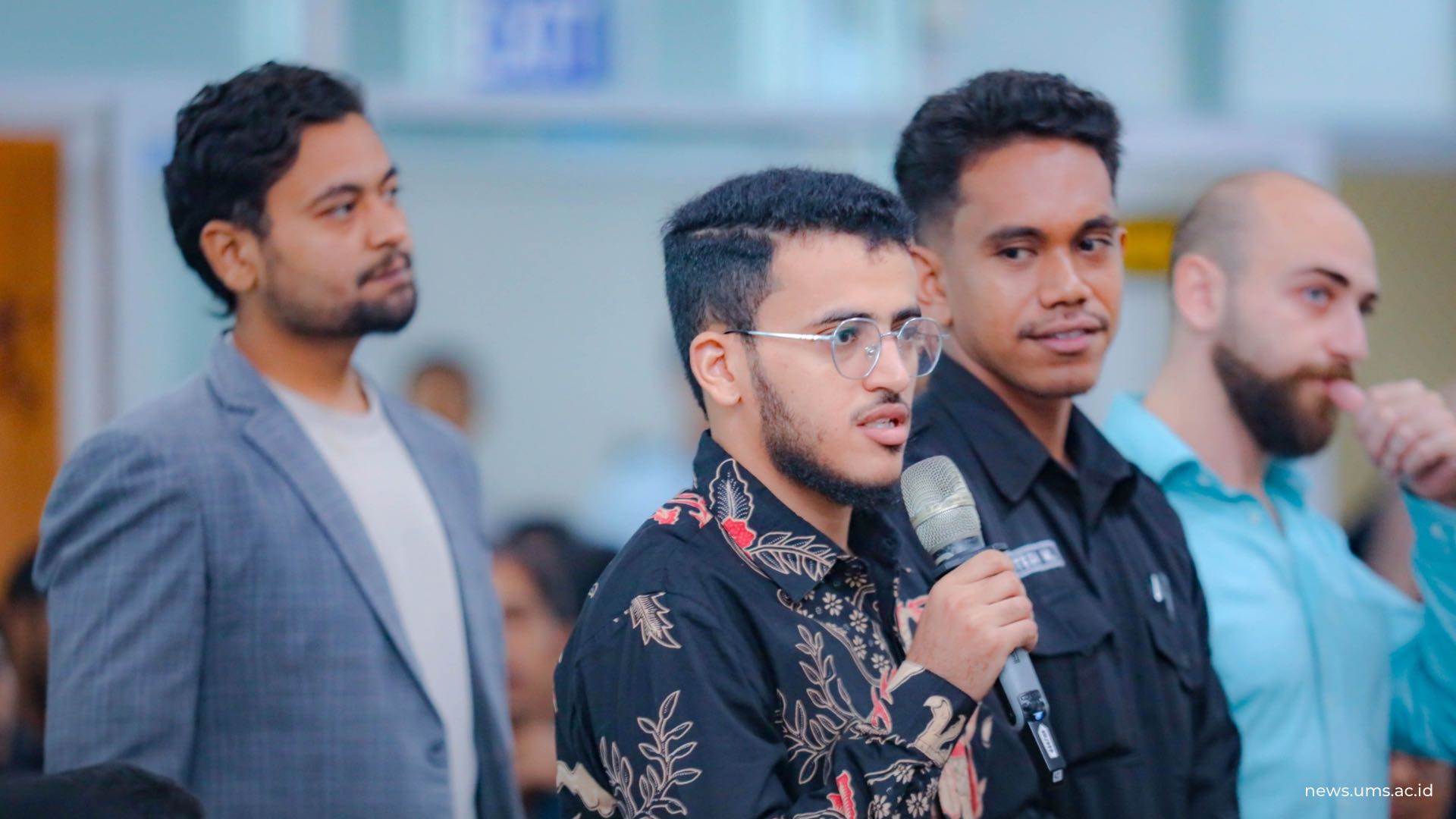 Suasana acara kian meriah saat perwakilan mahasiswa asing diminta memperkenalkan diri dalam Orientasi Mahasiswa Baru Program Magister dan Doktor, Sabtu (6/9)