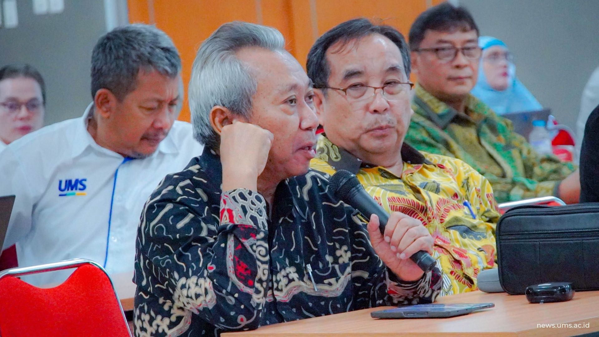 Ketua Umum ALPTKSI sekaligus Rektor UMS Periode 2017–2024, Prof. Dr. Sofyan Anif, M.Si., saat menyampaikan pandangan dalam Focus Group Discussion (FGD) Rancangan Undang-Undang Sistem Pendidikan Nasional di Ruang Meeting lantai 2 Edutorium UMS, Jumat (19/9)