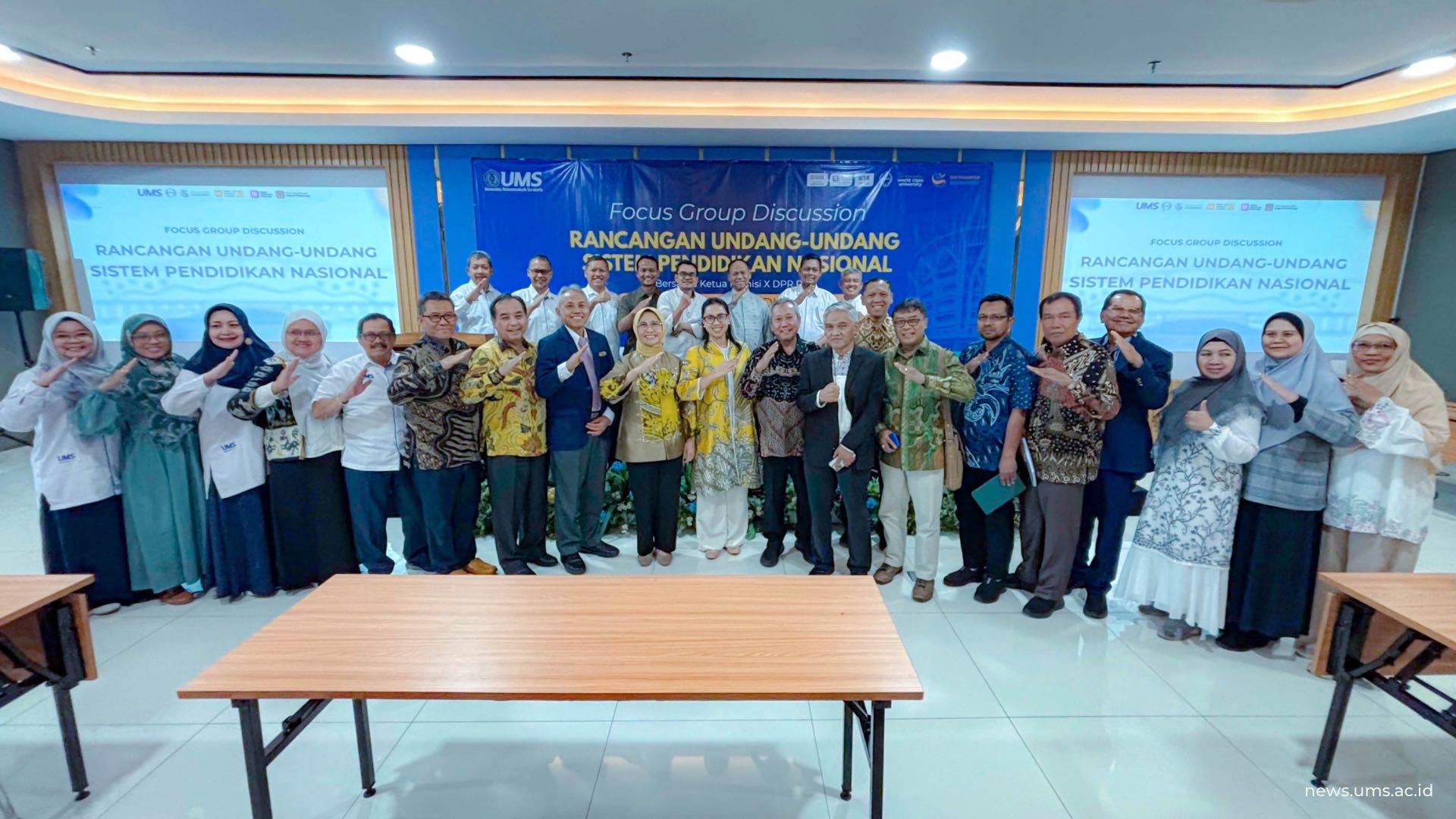 Foto bersama Rektor UMS, Prof. Dr. Harun Joko Prayitno, M.Hum., bersama Ketua Komisi X DPR RI, Dr. Ir. Hetifah Sjaifudian, M.P.P., beserta peserta Focus Group Discussion (FGD) bertajuk “Rancangan Undang-Undang Sistem Pendidikan Nasional” pada Jumat (19/9)