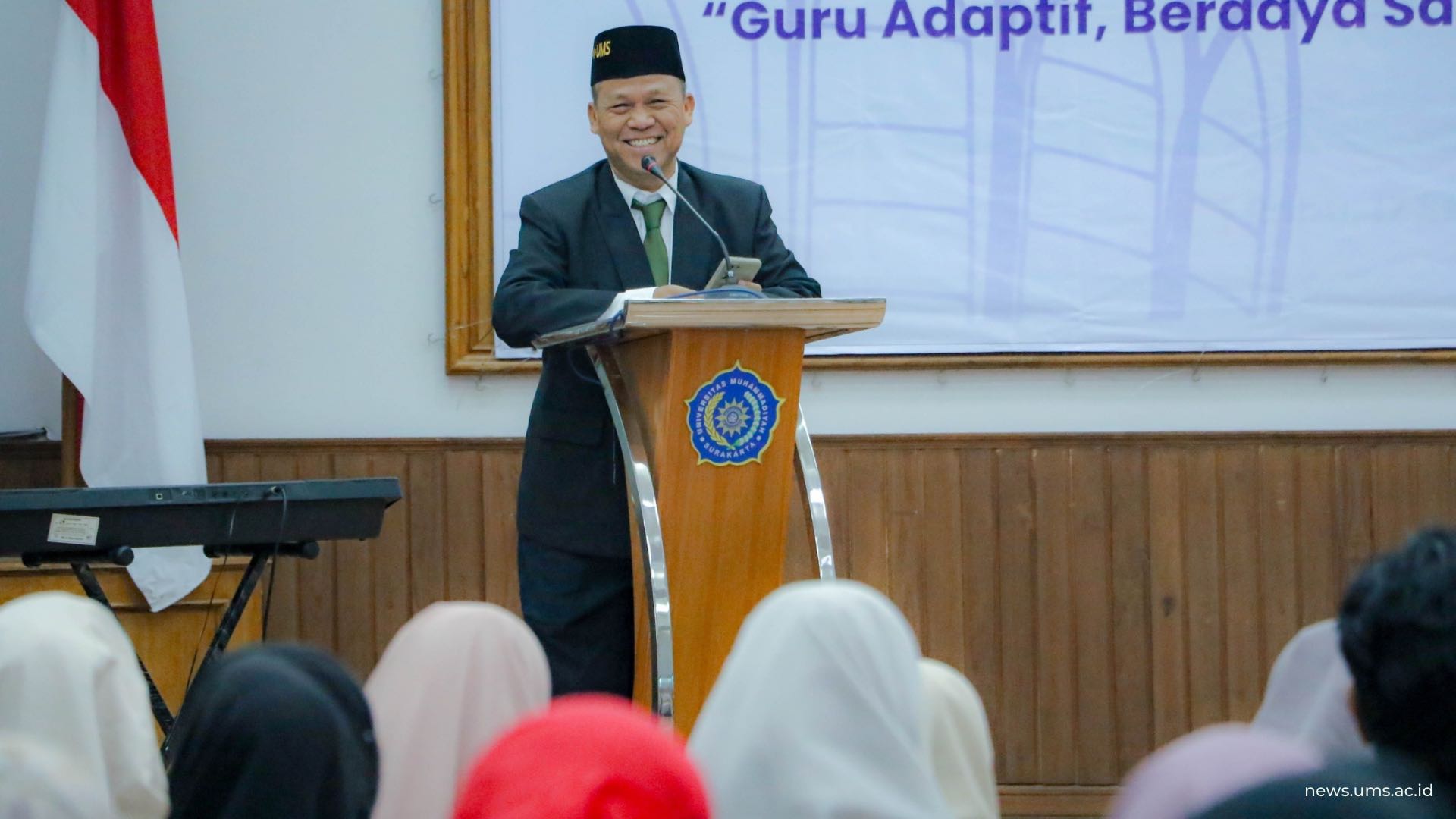 Dekan FKIP UMS, Prof. Dr. Anam Sutopo, M.Hum., menyampaikan laporan akademik rincian lulusan yang berasal dari 11 program studi