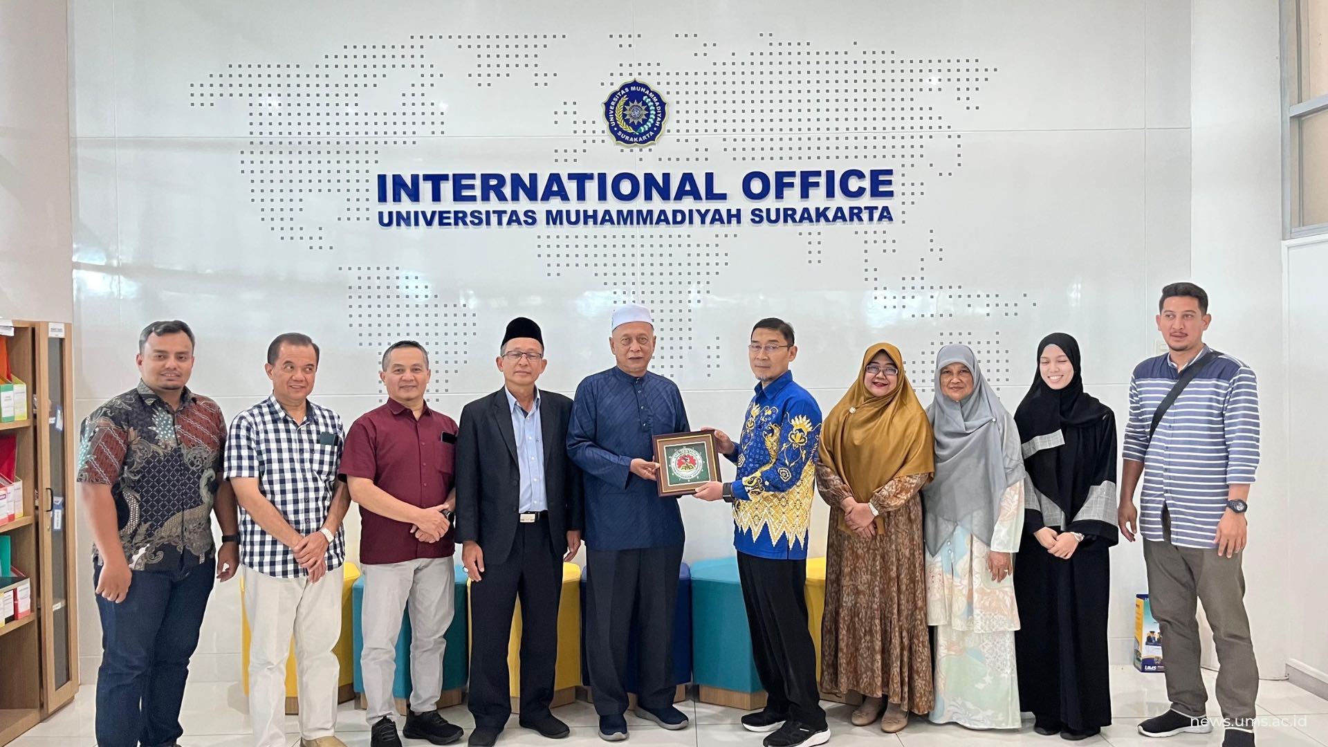 Perwakilan Yayasan Lukmanulhakeem Foundation dan Muhammadiyah Association Thailand berfoto bersama jajaran DRKUI UMS.
