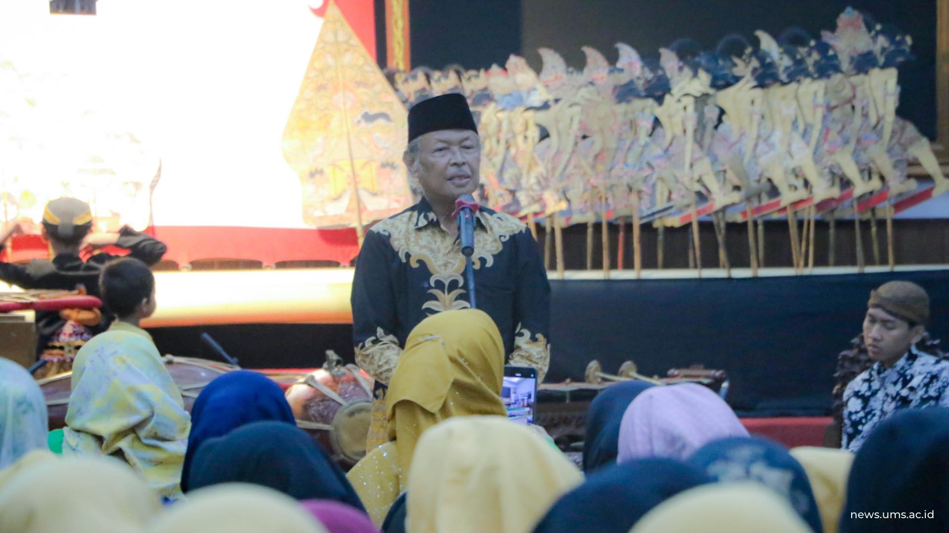 Hadir pula sesepuh FKIP UMS, Drs. Slamet, M.Pd., dalam agenda Harijadi FKIP UMS dengan menceritakan sejarah FKIP pada, kamis (18/9)