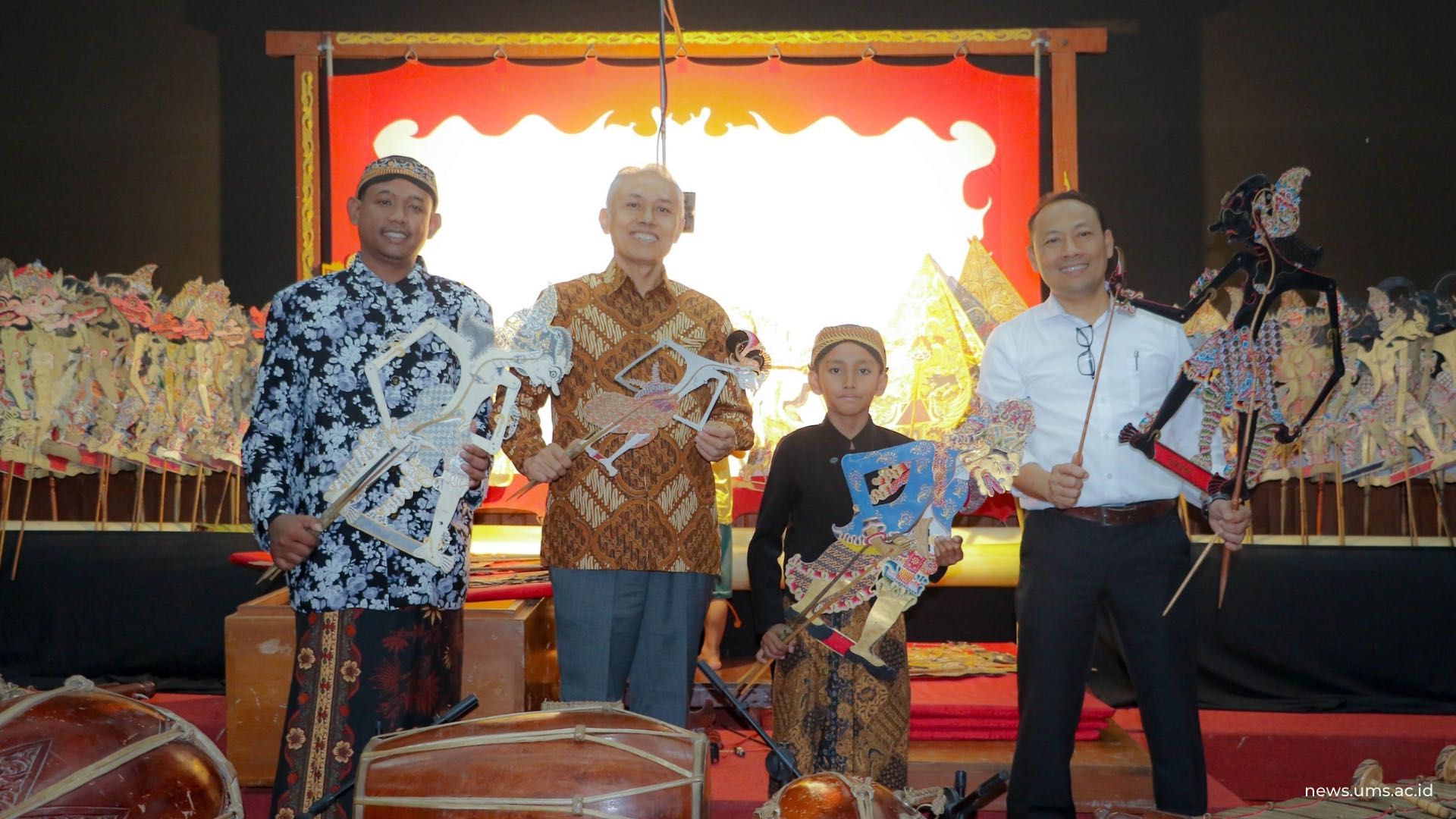 Foto bersama Rektor UMS, Prof. Dr. Harun Joko Prayitno. M.Hum bersama Wakil Rektor I, Prof. Ihwan Susila, S.E., M.Si., Ph.D. dengan Aditya ghandi siswa kelas V MI Muhammadiyah PK Kartasura dan siswa Ki Tulus Raharjo