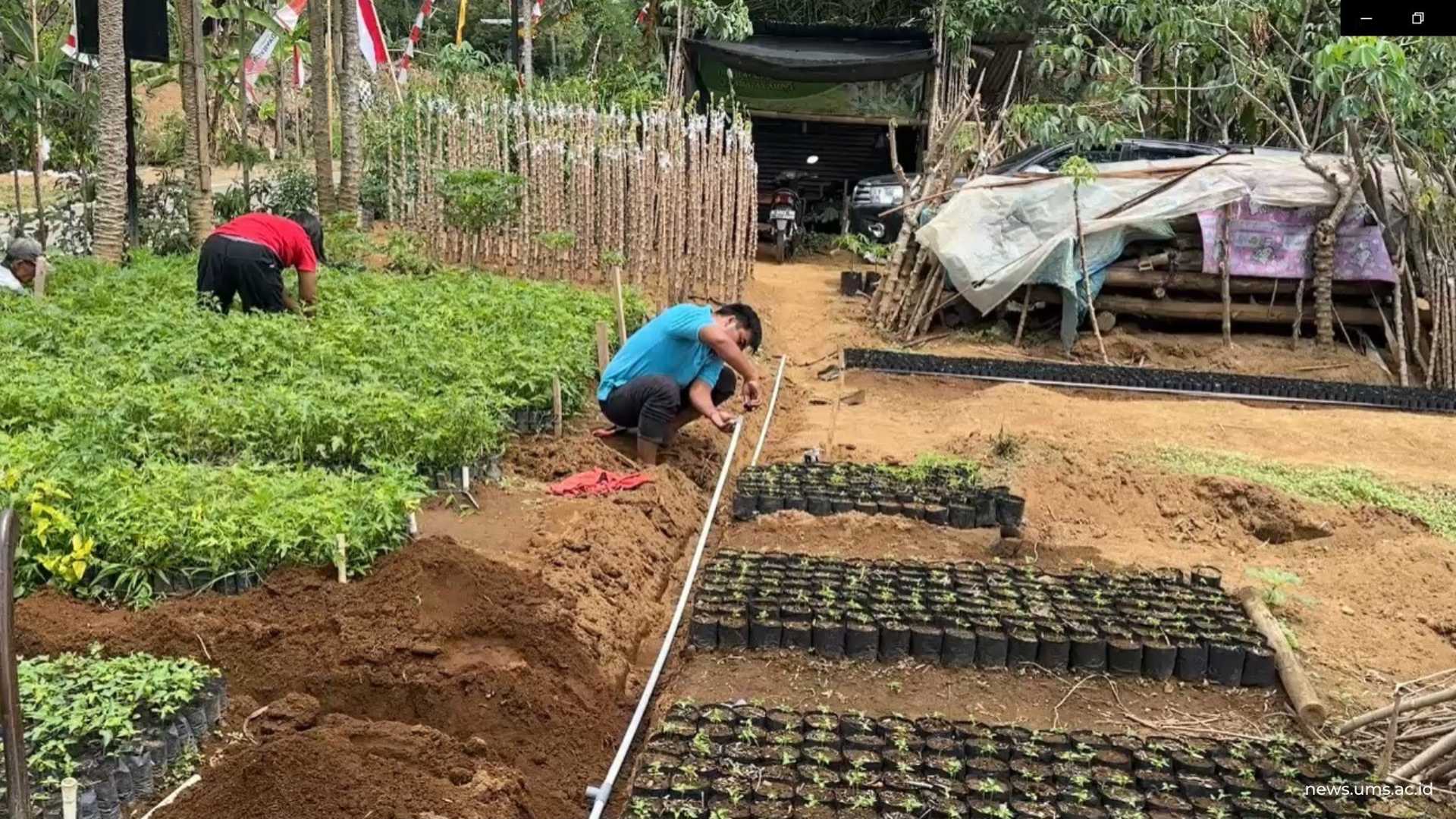 Tim pengabdian UMS melakukan pemasangan pipa paralon