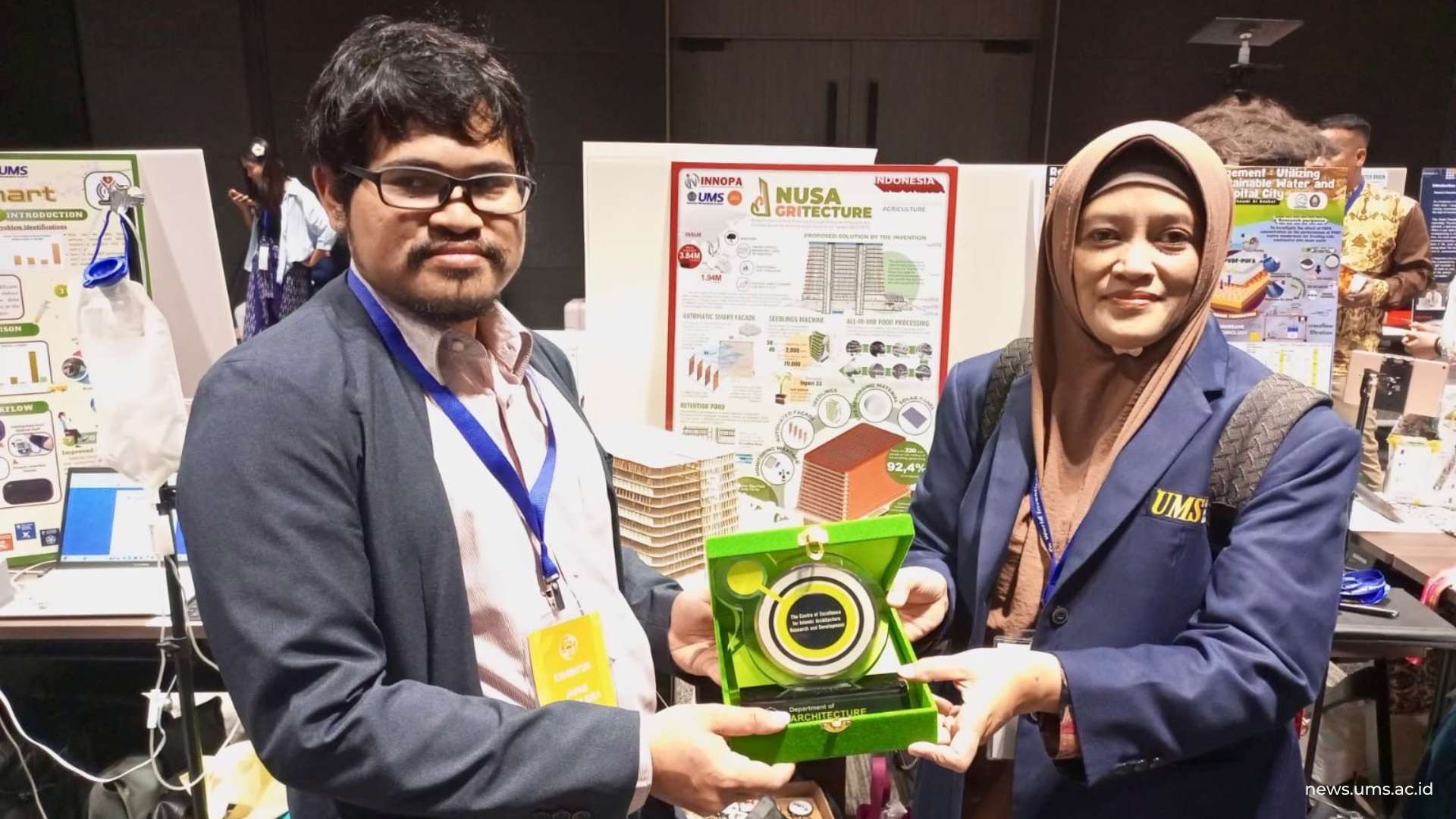Penyerahan Cinderamata oleh Kaprodi Arsitektur UMS, Dr. Nur Rahmawati Syamsiyah, ST., MT kepada PCIM Jepang, Sutan M.S.A