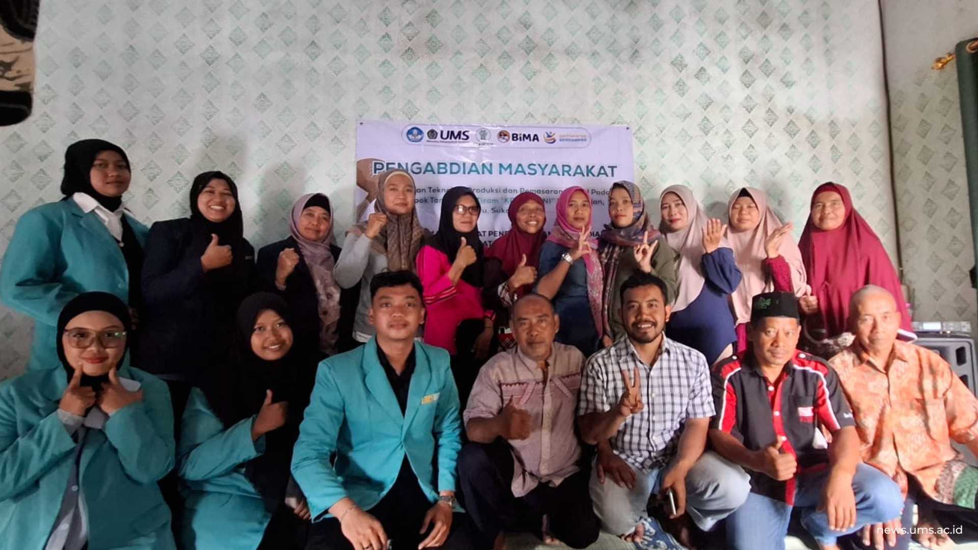 Foto Tim UMS dan Pembudidaya Jamur Tiram Desa Krajan, Kecamatan Weru, Sukoharjo
