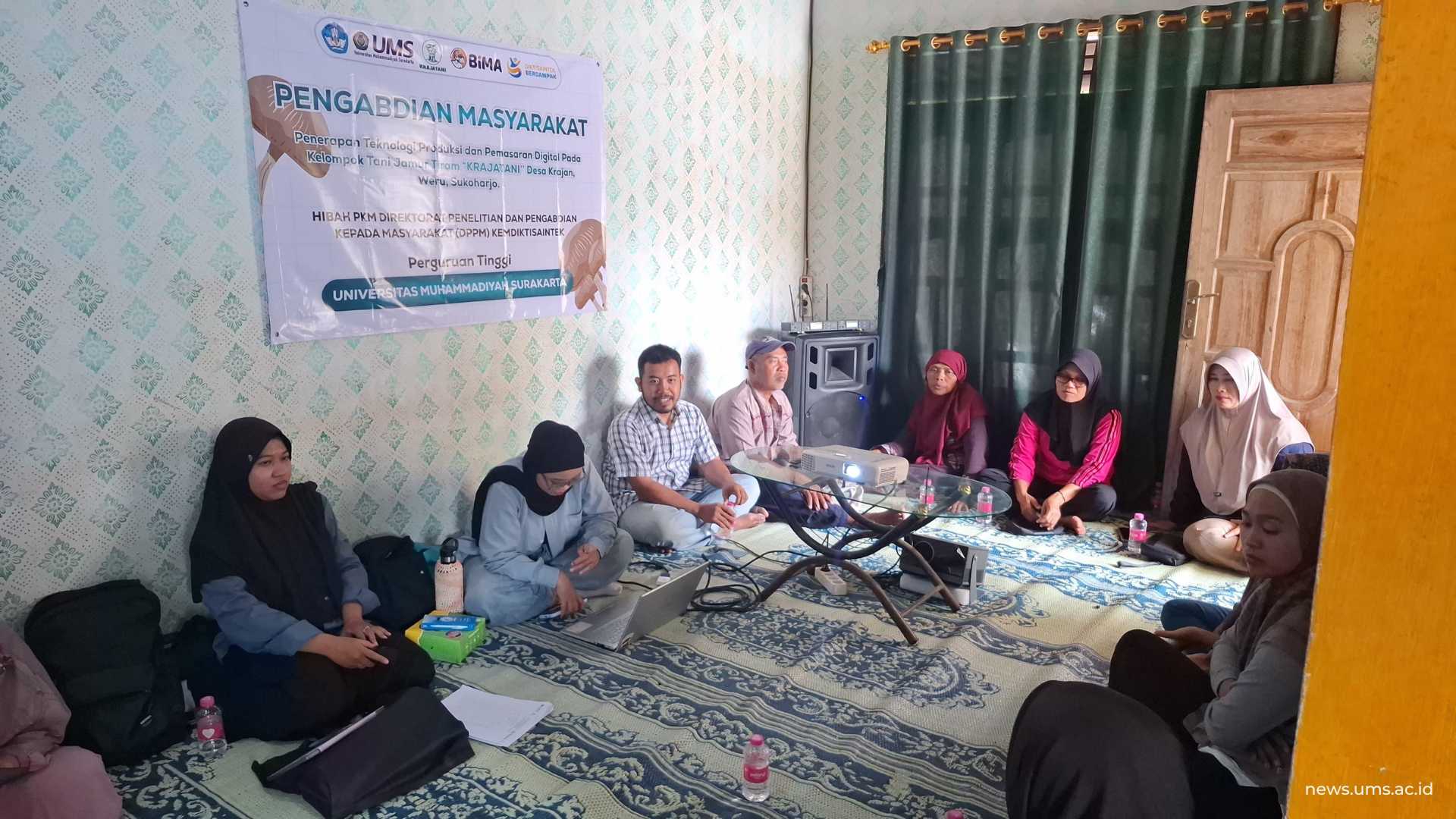 Suasana Legiatan Pengabdian Masyarakt bersama Kelompok Pembudidaya Jamur Tiram Krajatani